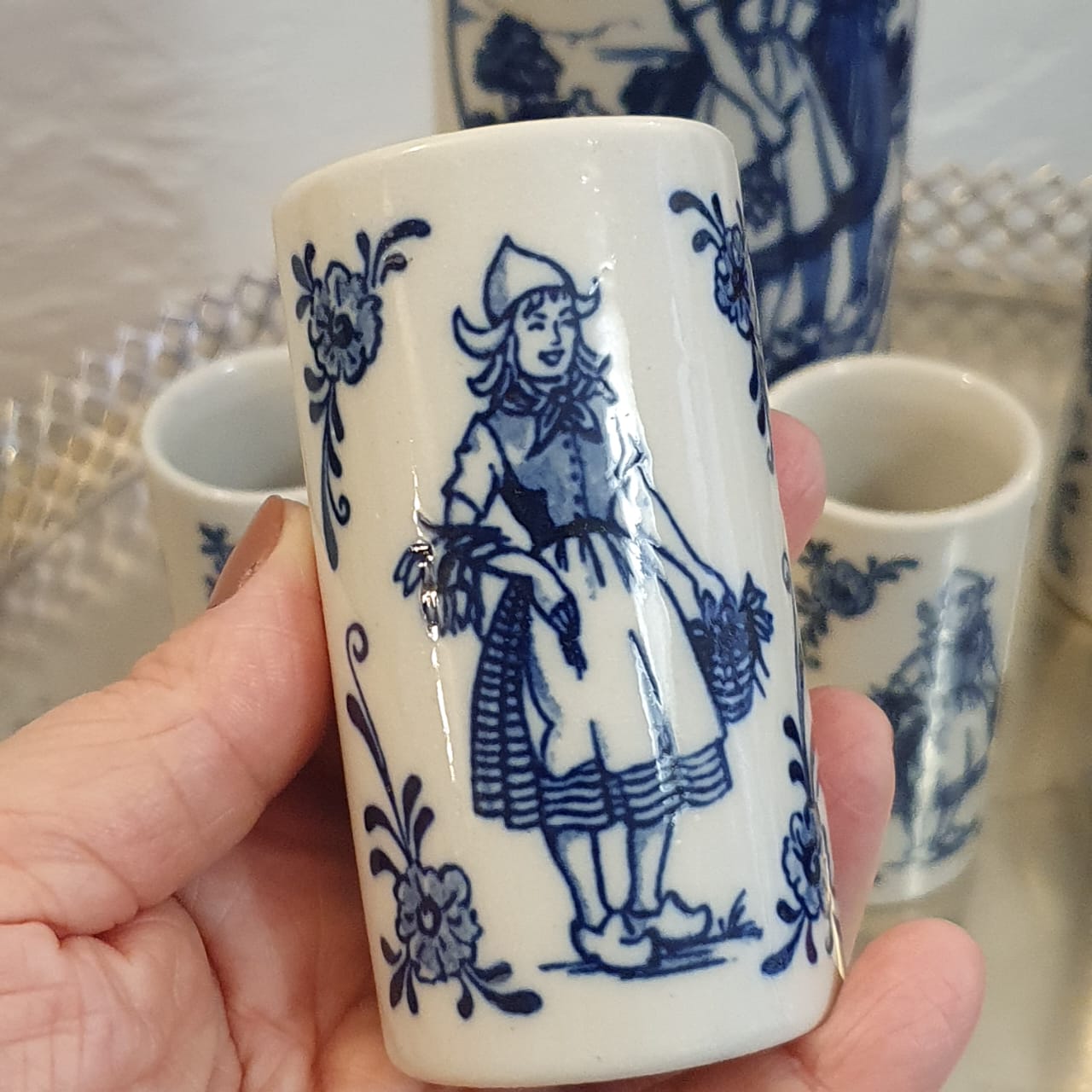 Garrafa licoreira com 6 copinhos em porcelana Ceramarte azul e branco com pintura holandesa, modelo: holandês. 