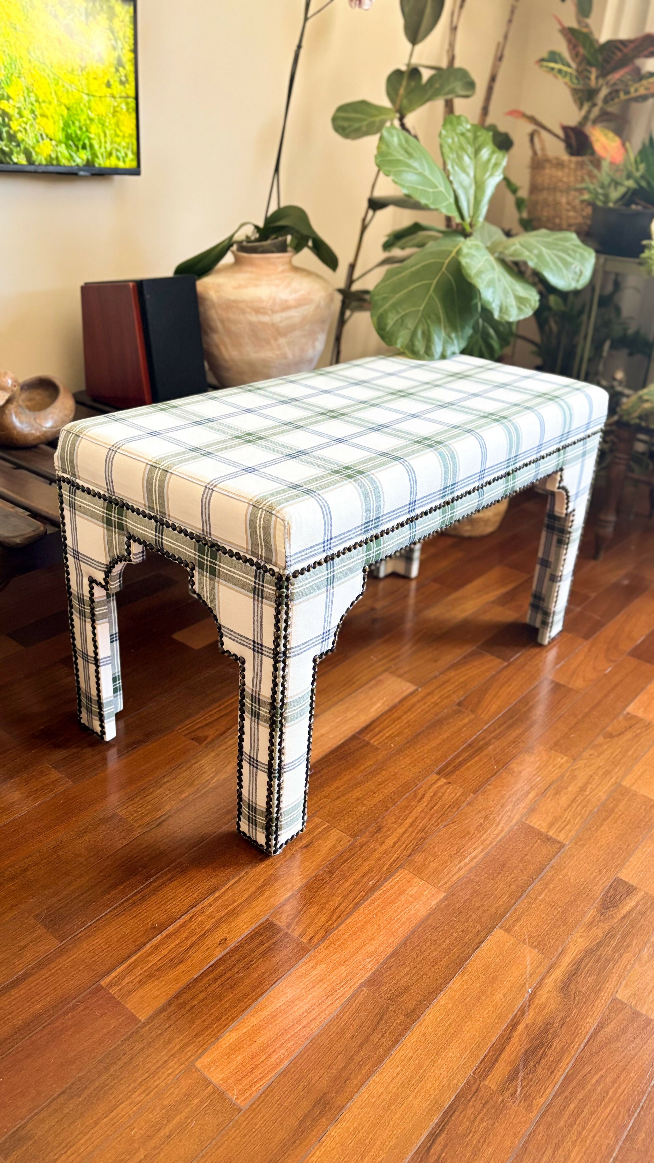 Banco com pés tachados