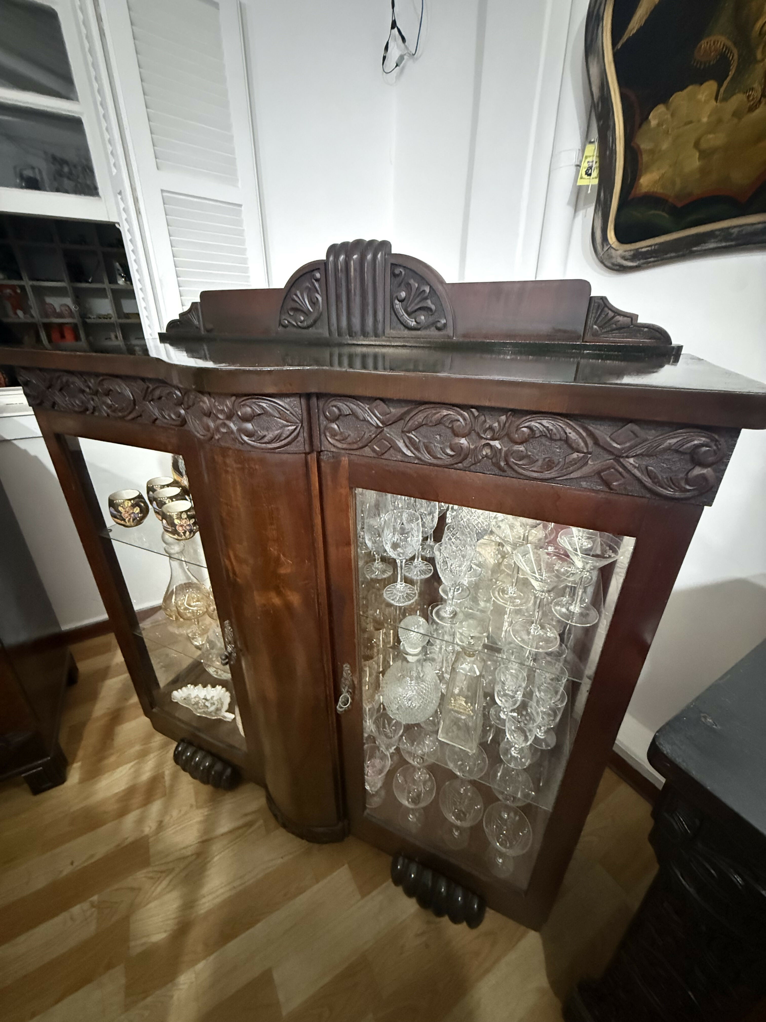 Cristaleira Clássica em Madeira Nobre com Patas de Leão