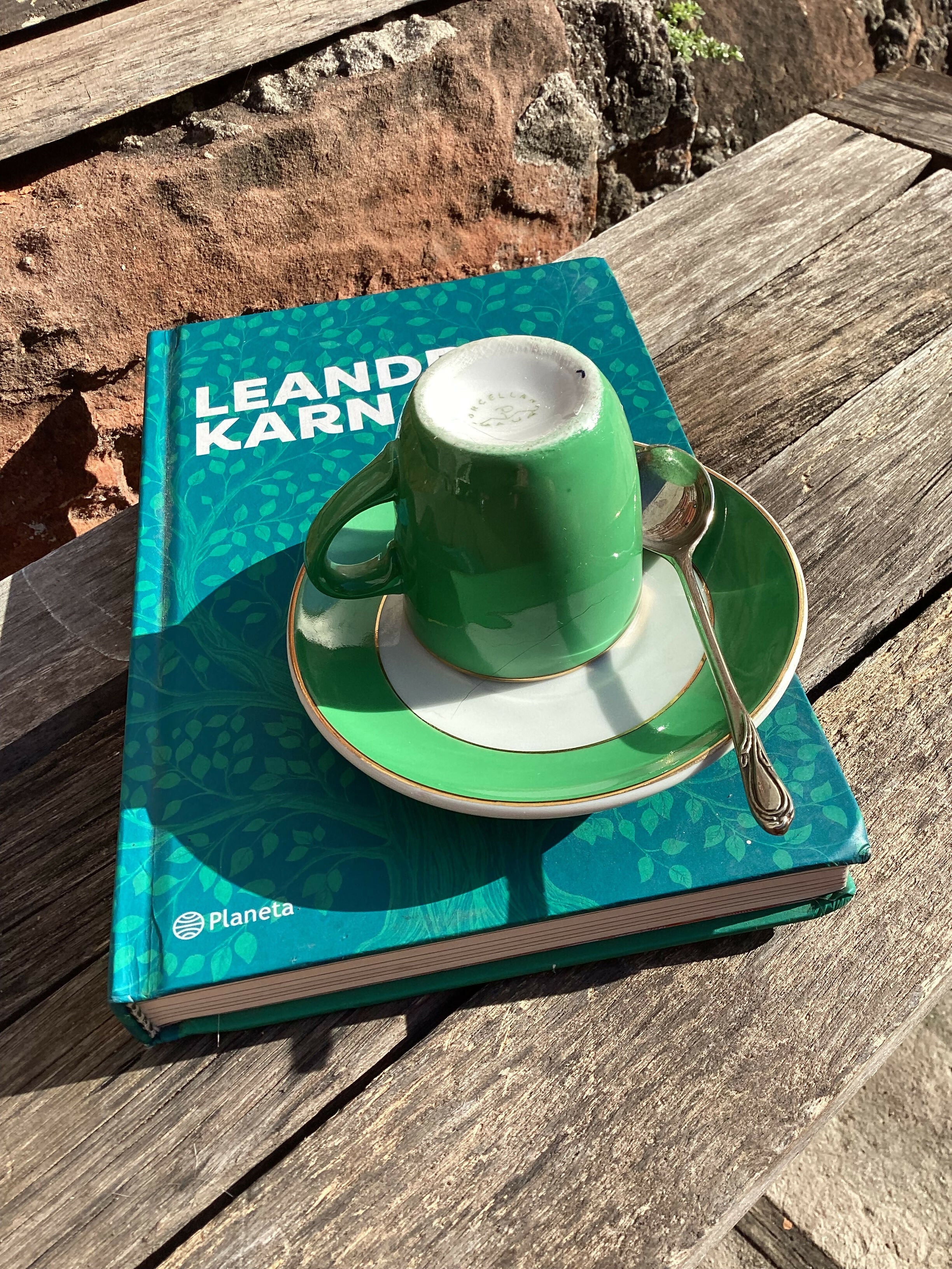 Mesa posta com charmosos duos de cafezinho alegres, coloridos e divertidos