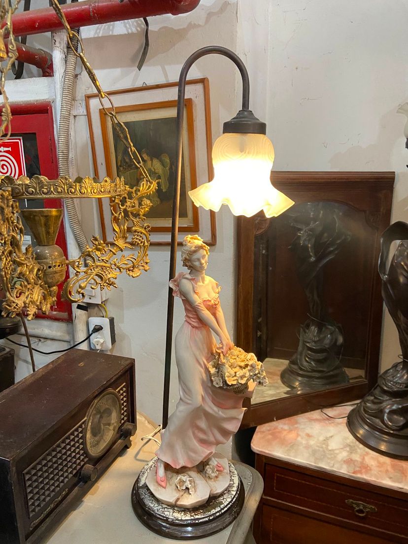 Luminária italiana com figura feminina com flores (68cm) 