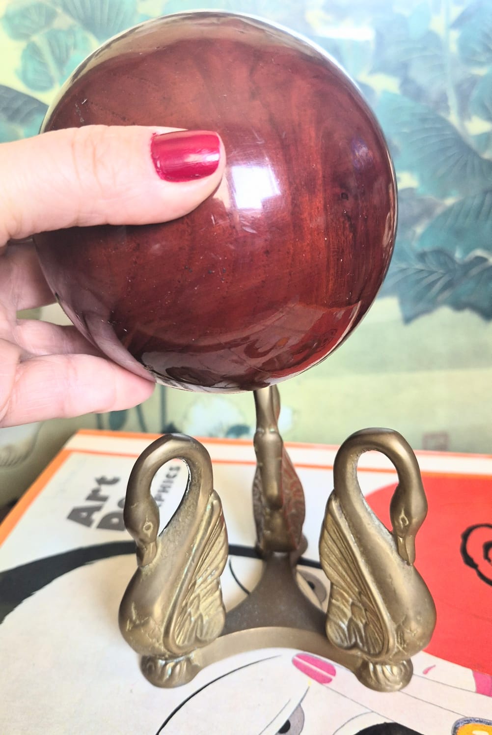 Peça em decoração Art Decó incrível composta de uma base em bronze maciço com 3 cisnes que apoiam uma esfera de madeira nobre envernizada. Muito impactante, linda e inusitada!