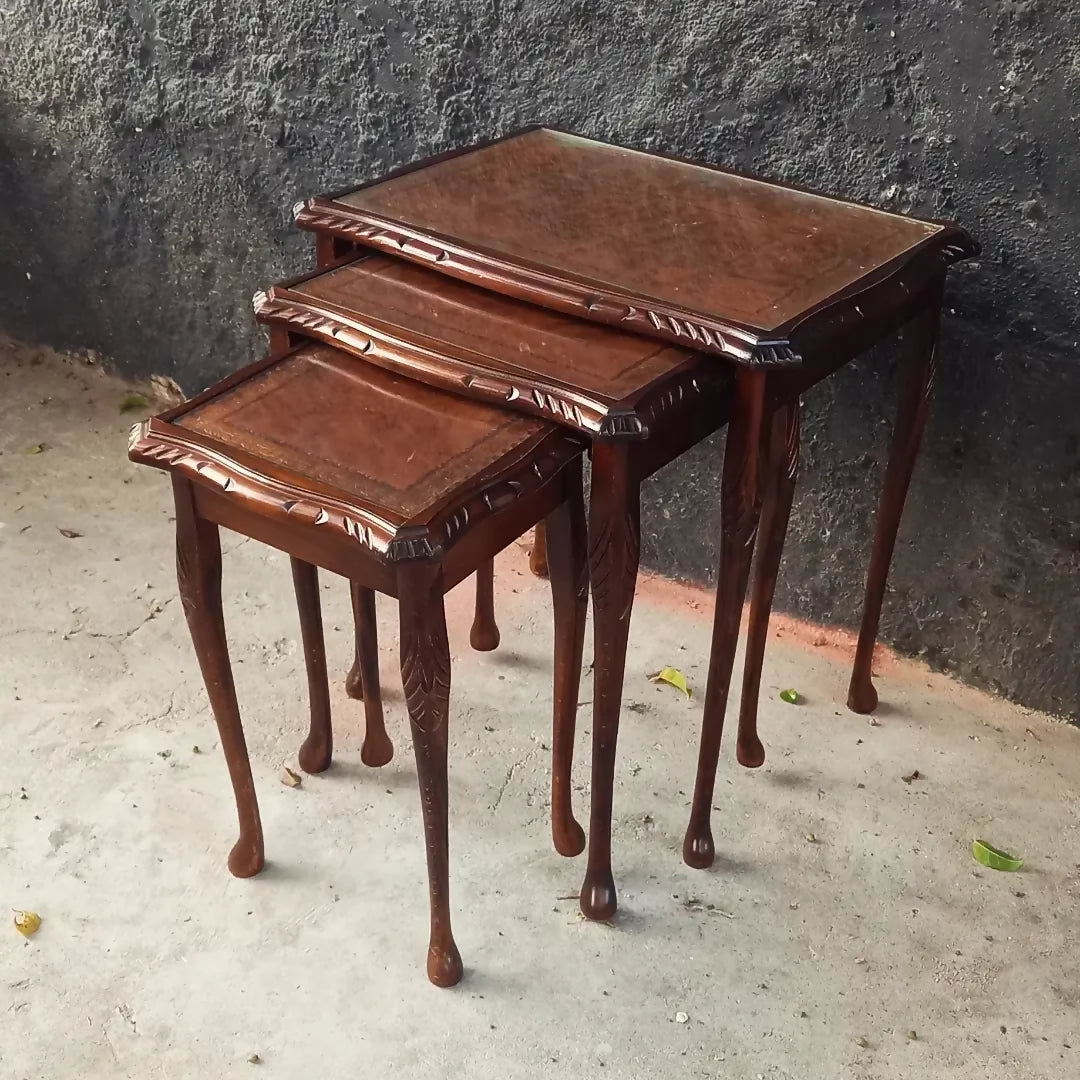 Mesa Ninho Inglesa com tampo em couro com detalhes dourados e vidro (restaurada) 