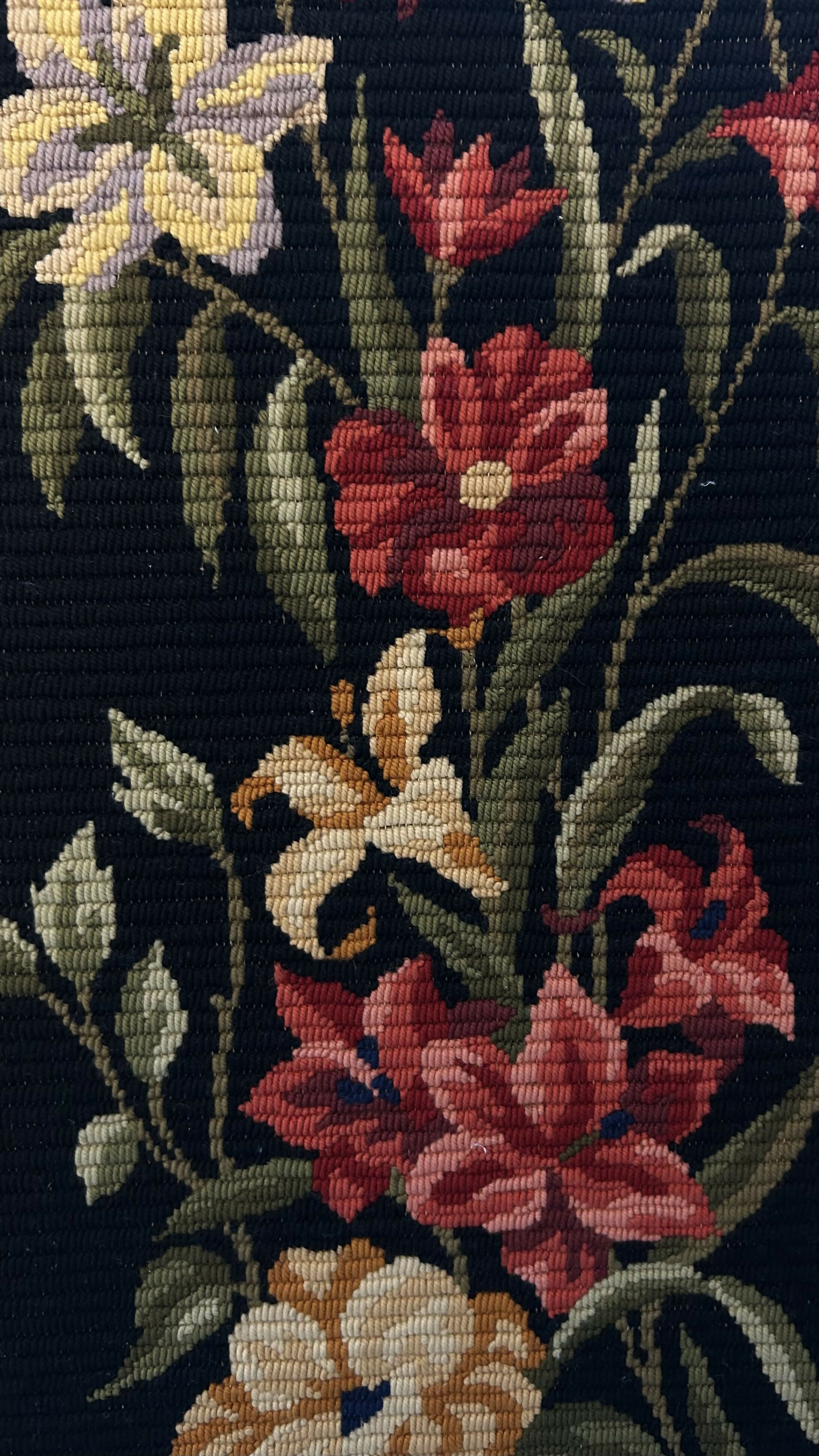 Tapeçaria Vintage Floral – Bordado Manual (100cm x 45cm)