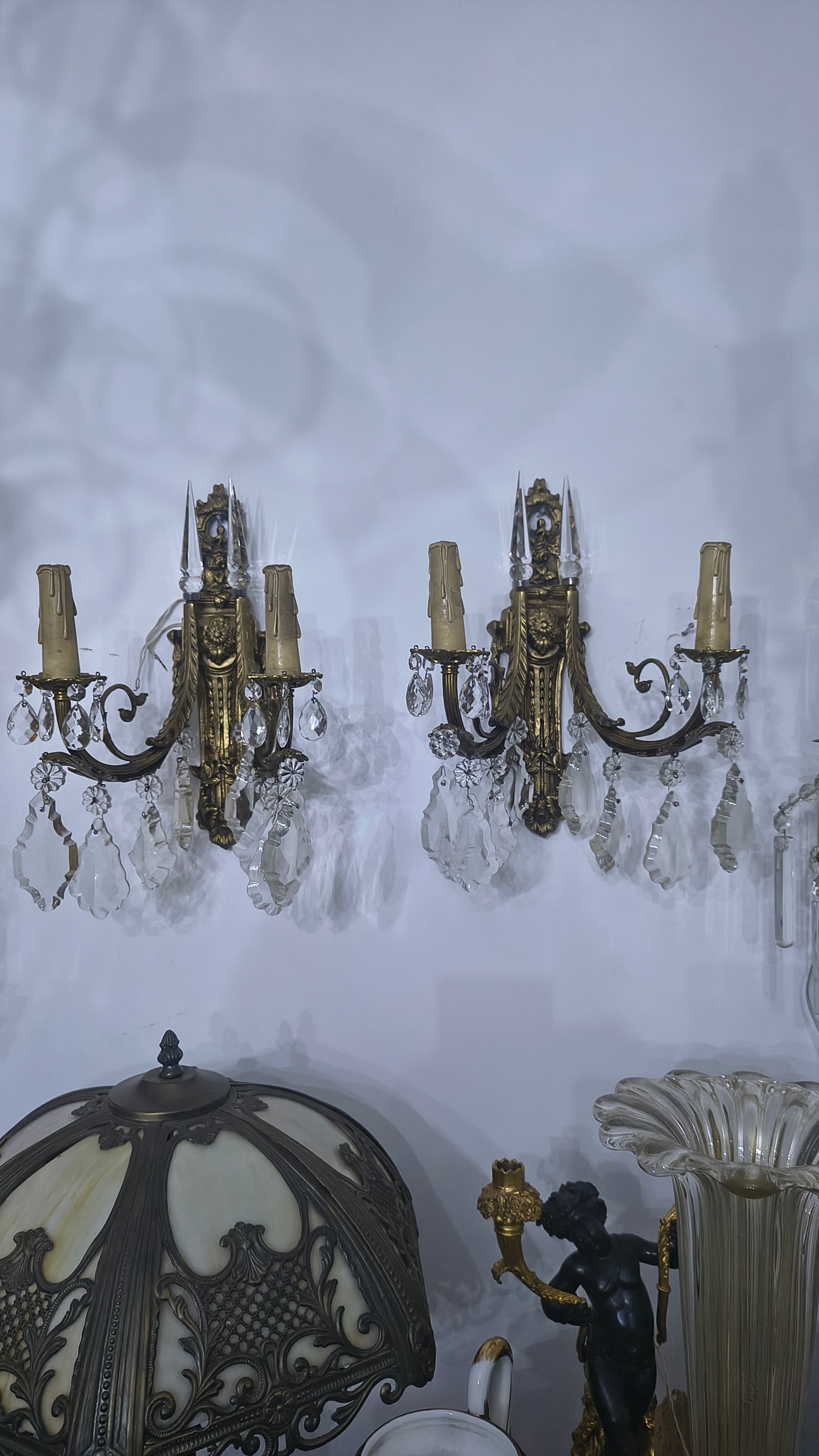 Antigo par de arandelas em bronze e cristal imitando vela 
