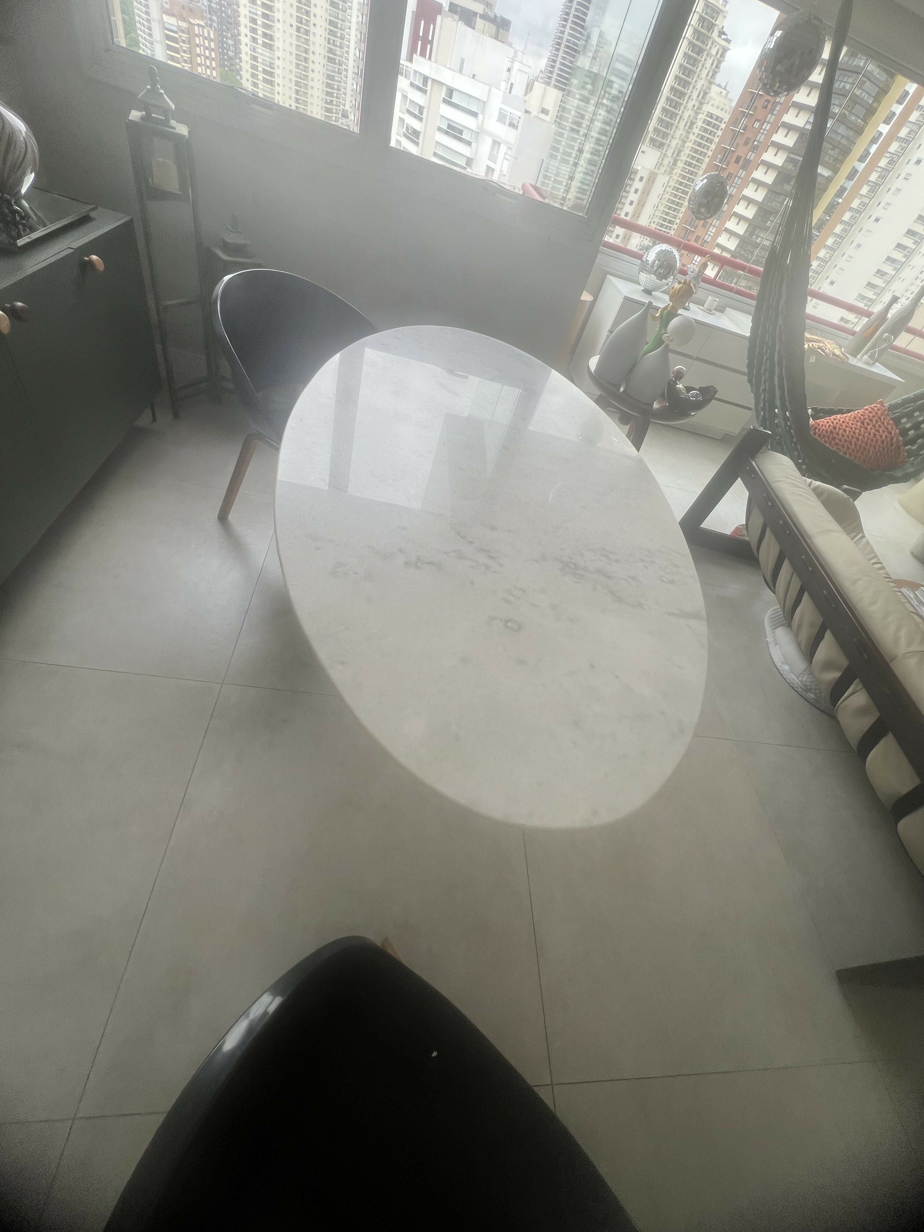 Mesa Sarineen Oval em Mármore Carrara