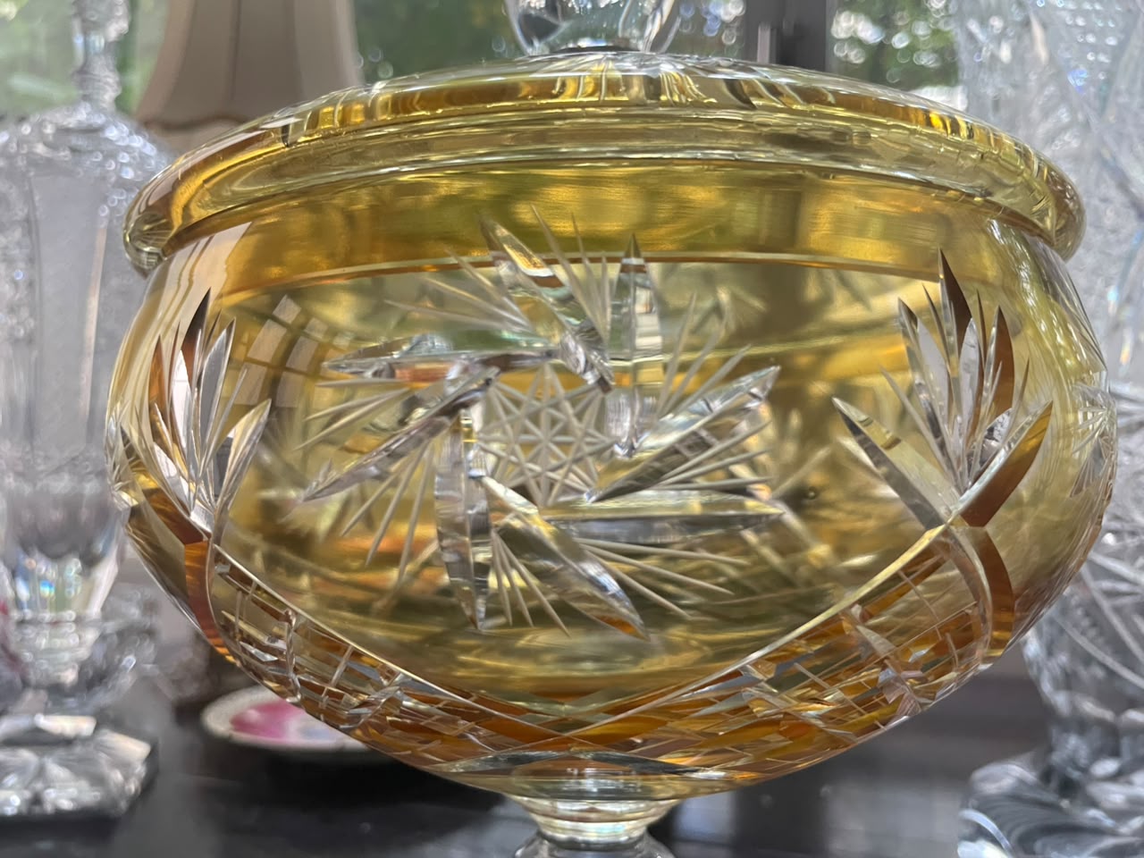 Grande bomboniere em cristal double amarelo lapidado em espiral