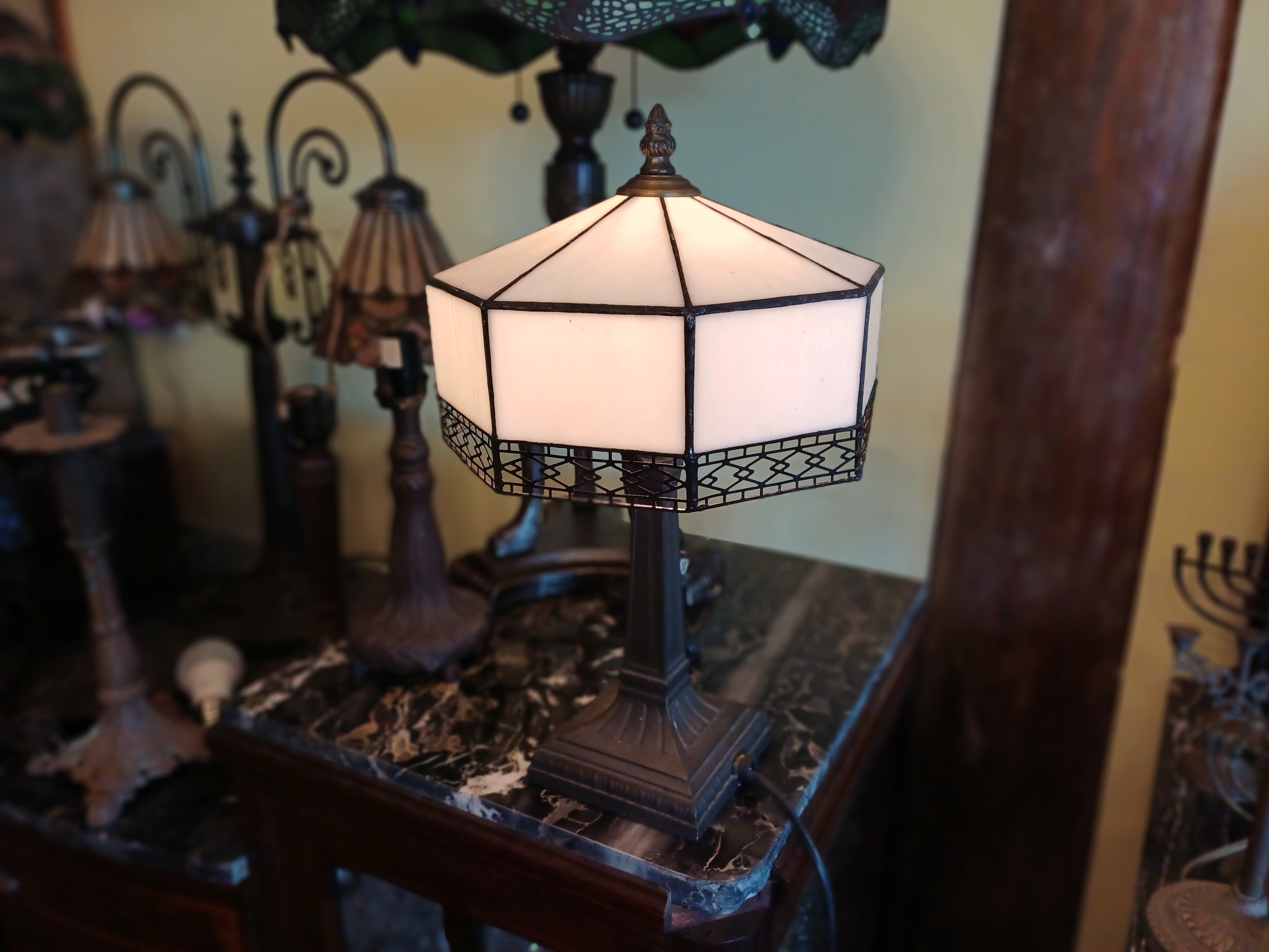 Abajur estilo tiffany vidros verdadeiros com base em petite bronze 