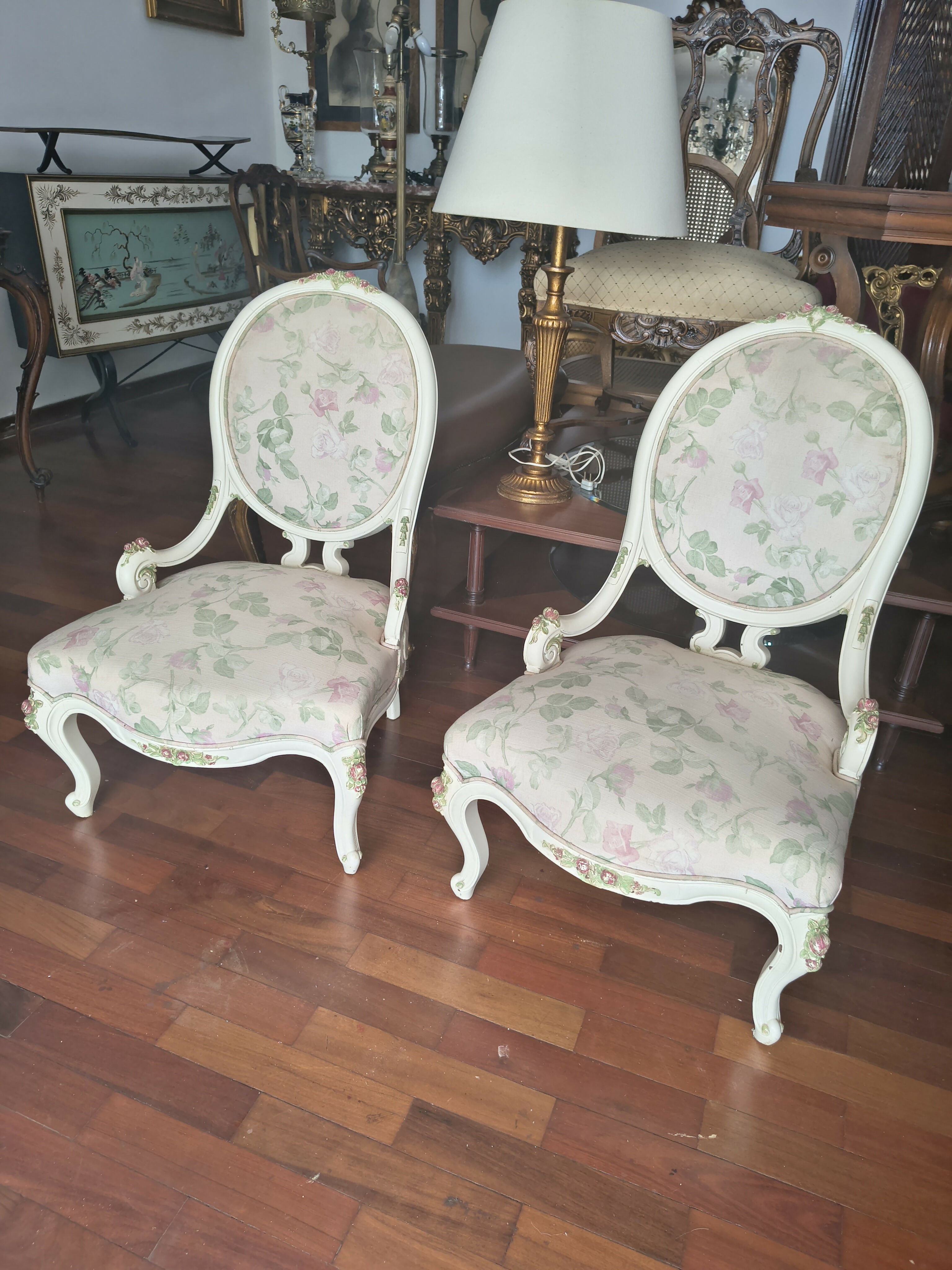 Par de Poltronas baixa estilo XVI em laca branca