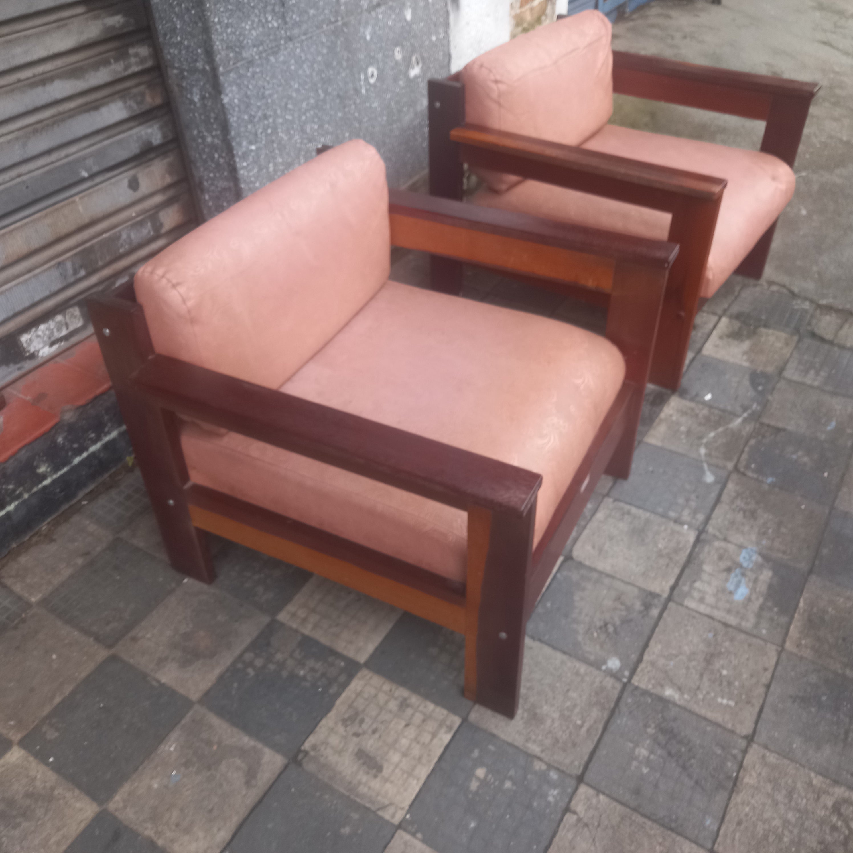 Par de poltrona Gelli quadradas em Madeira e estofado rosado
