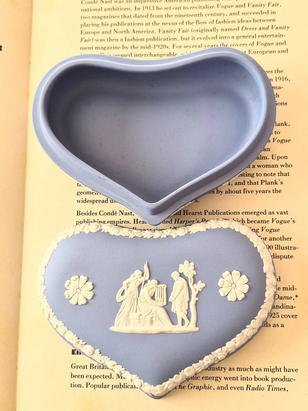 Caixa porta joias em jasperware inglês Wedgwood. Maravilhosa!