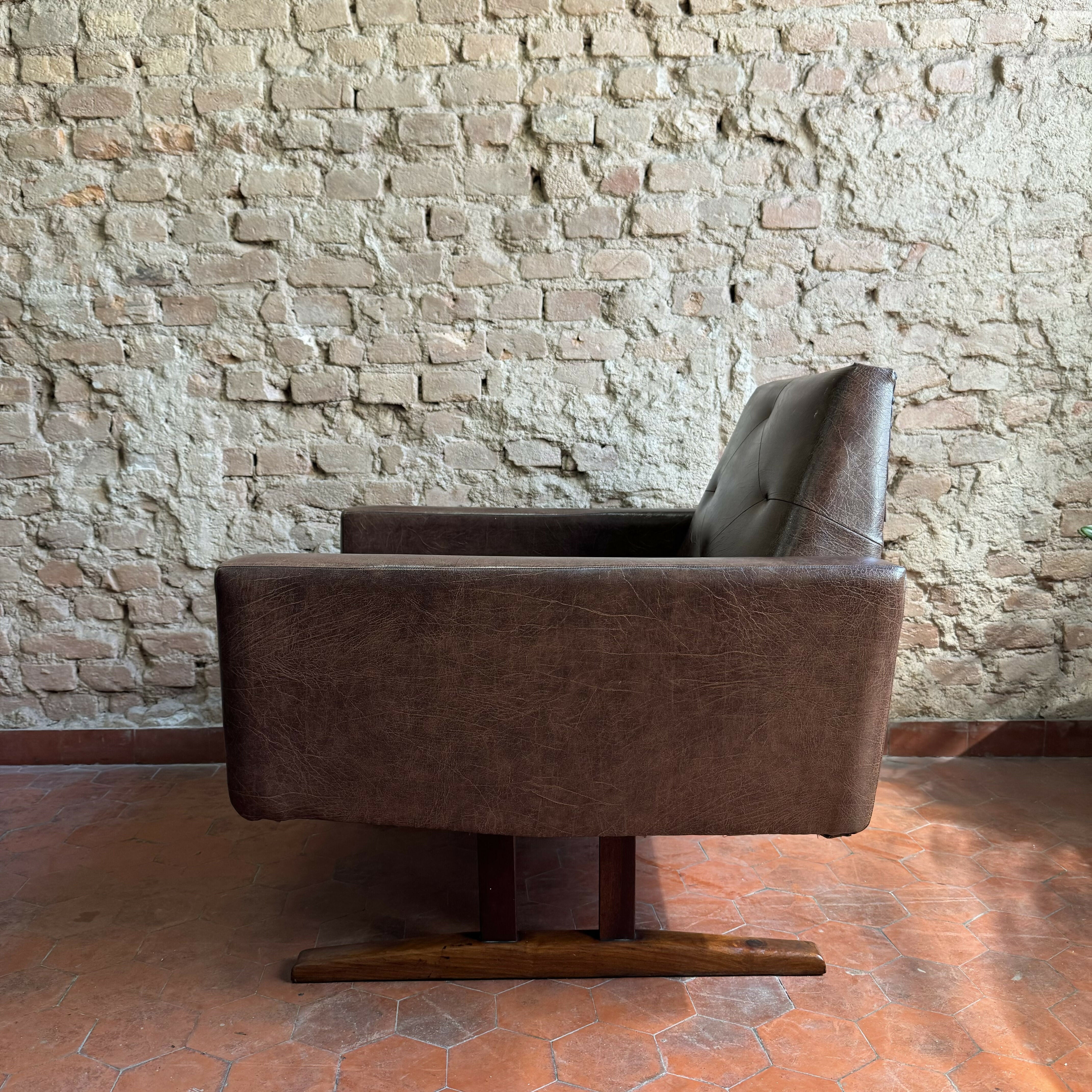 Poltrona anos 60 em courvin marrom