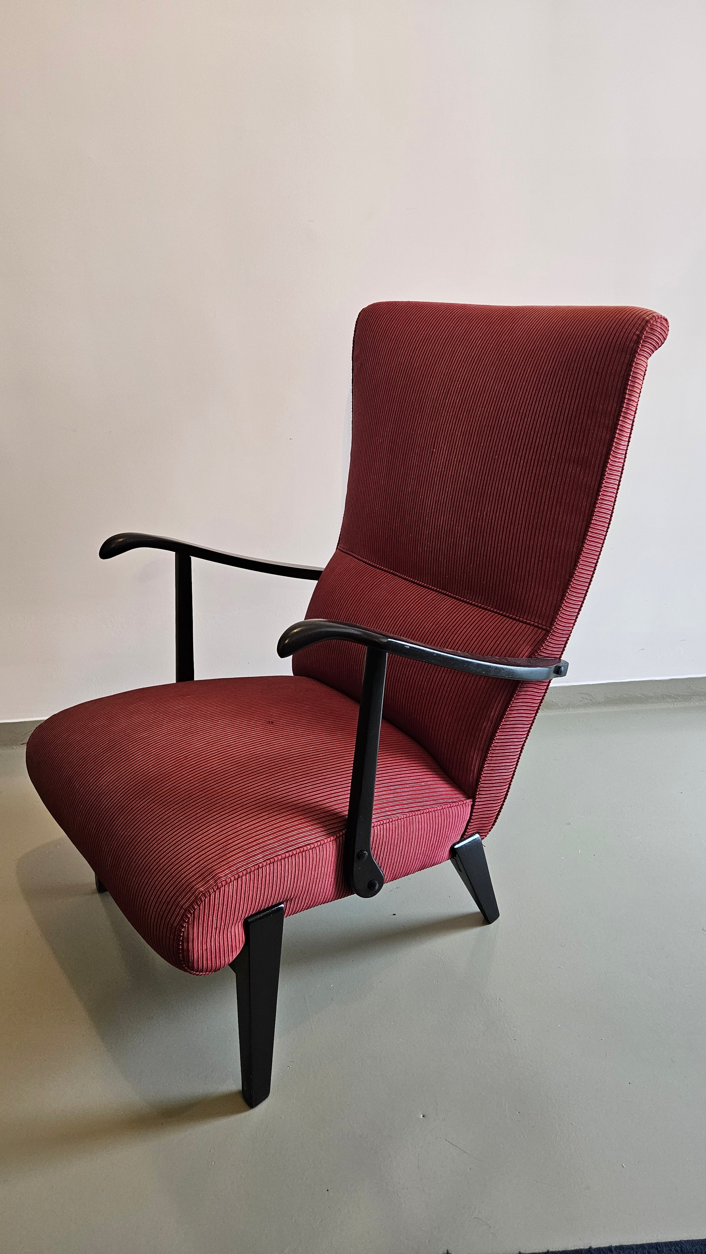POLTRONA EM MADEIRA EBANIZADA DE ESPALDAR ALTO VERMELHA ANOS 50 