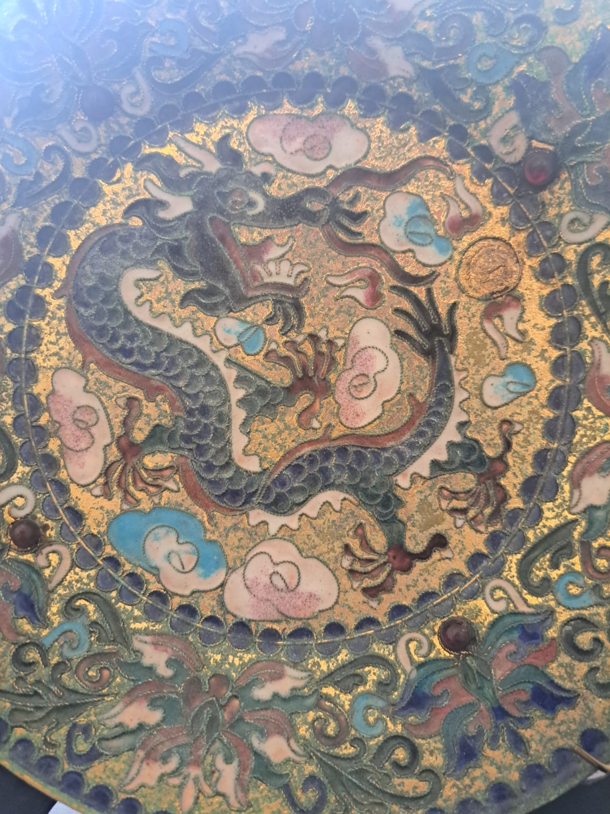 Prato Decorativo em Esmalte Cloisonné com medalhão central com figura de dragão 