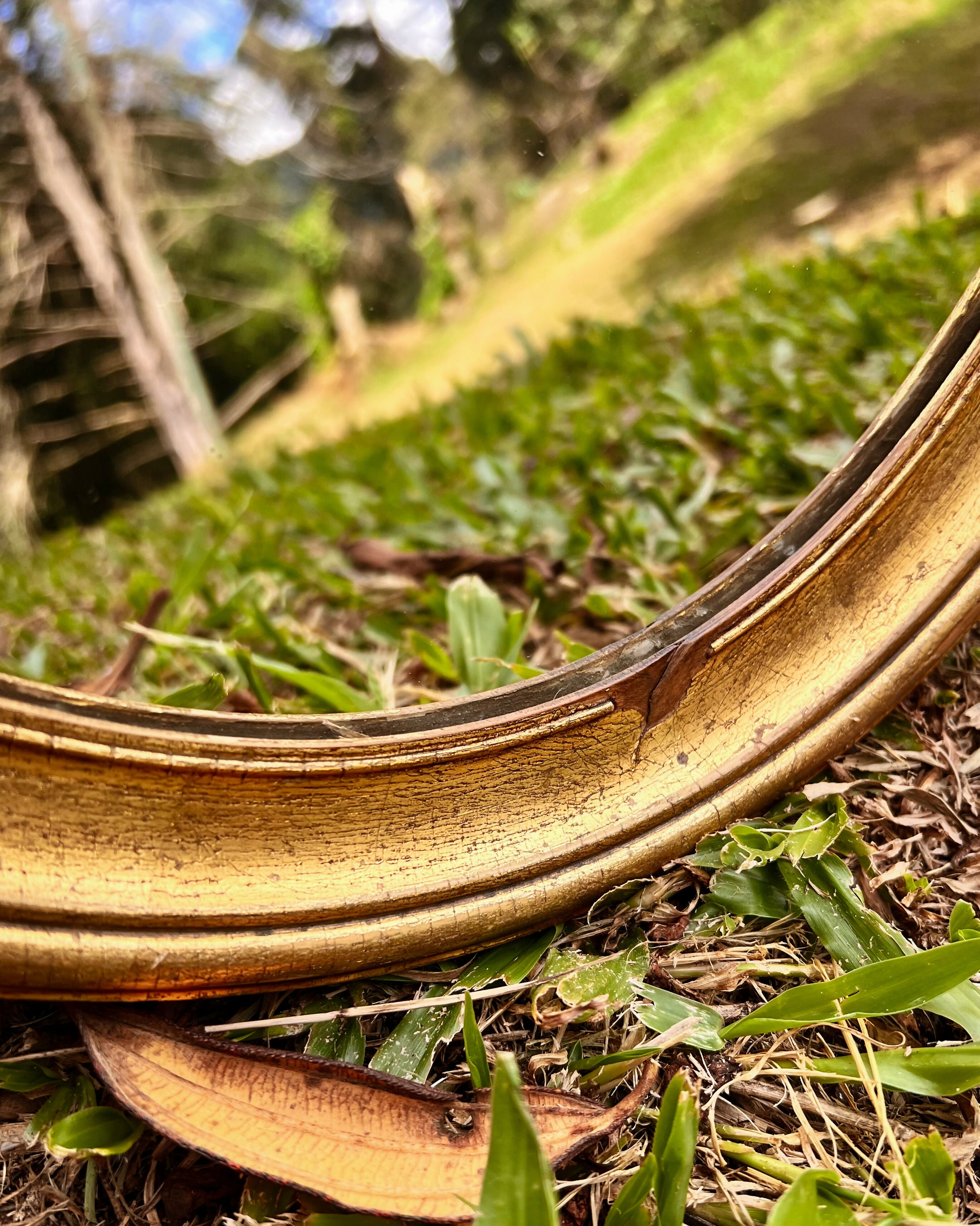 Espelho antigo com moldura em madeira dourada com pátina natural do tempo