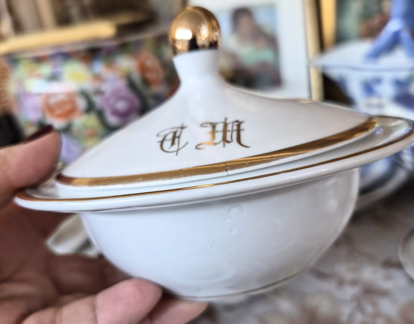 Conjunto em porcelana vintage nacional Mauá, gravado (CM, acho), para chá.  Ótimo estado,  2 pratos de sobremesa com desgastes na douração,  o restante em excelente estado. 21 peças.