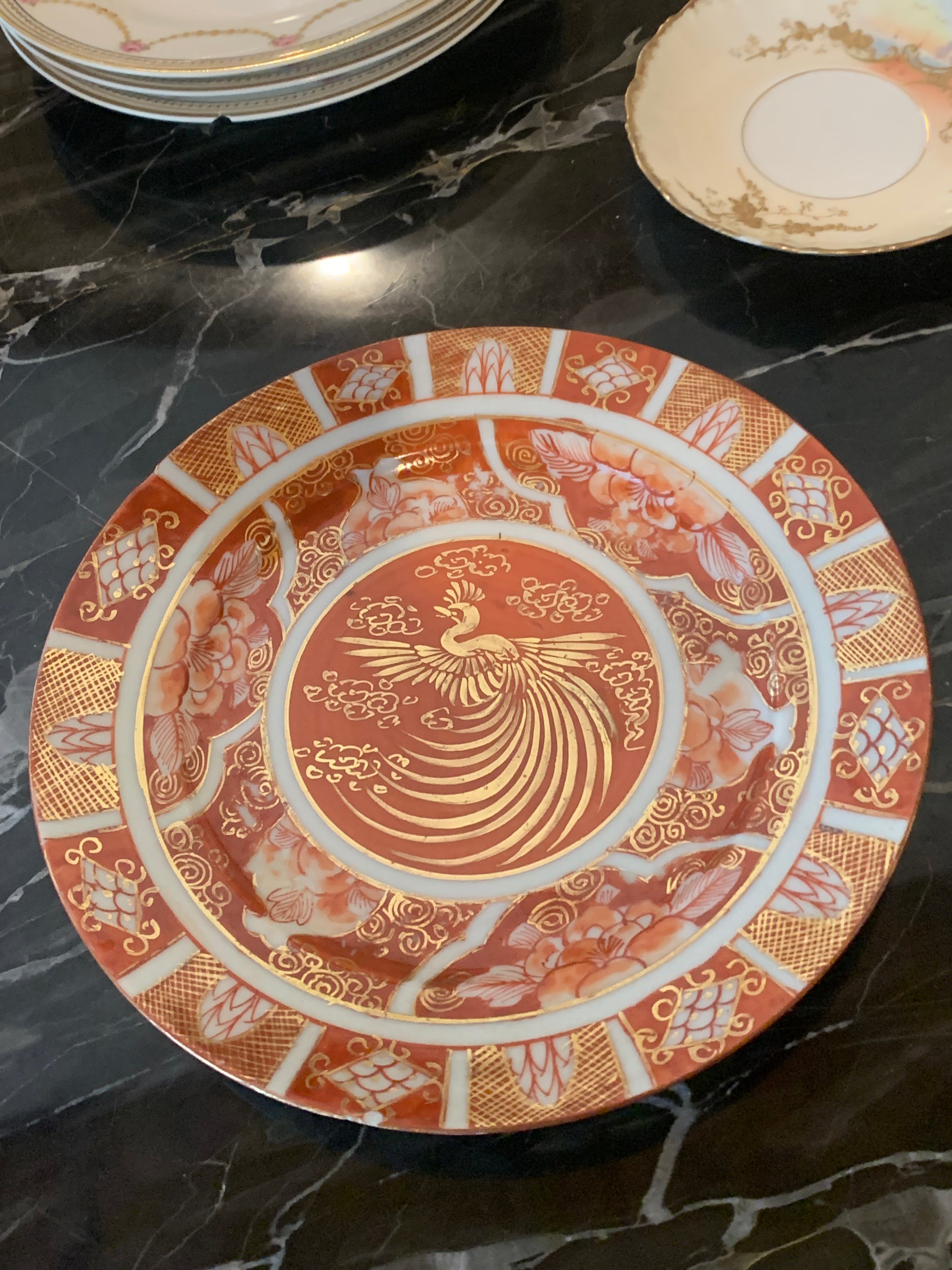 Lindo prato japonês em porcelana pintado a mão em tons Terrosos 