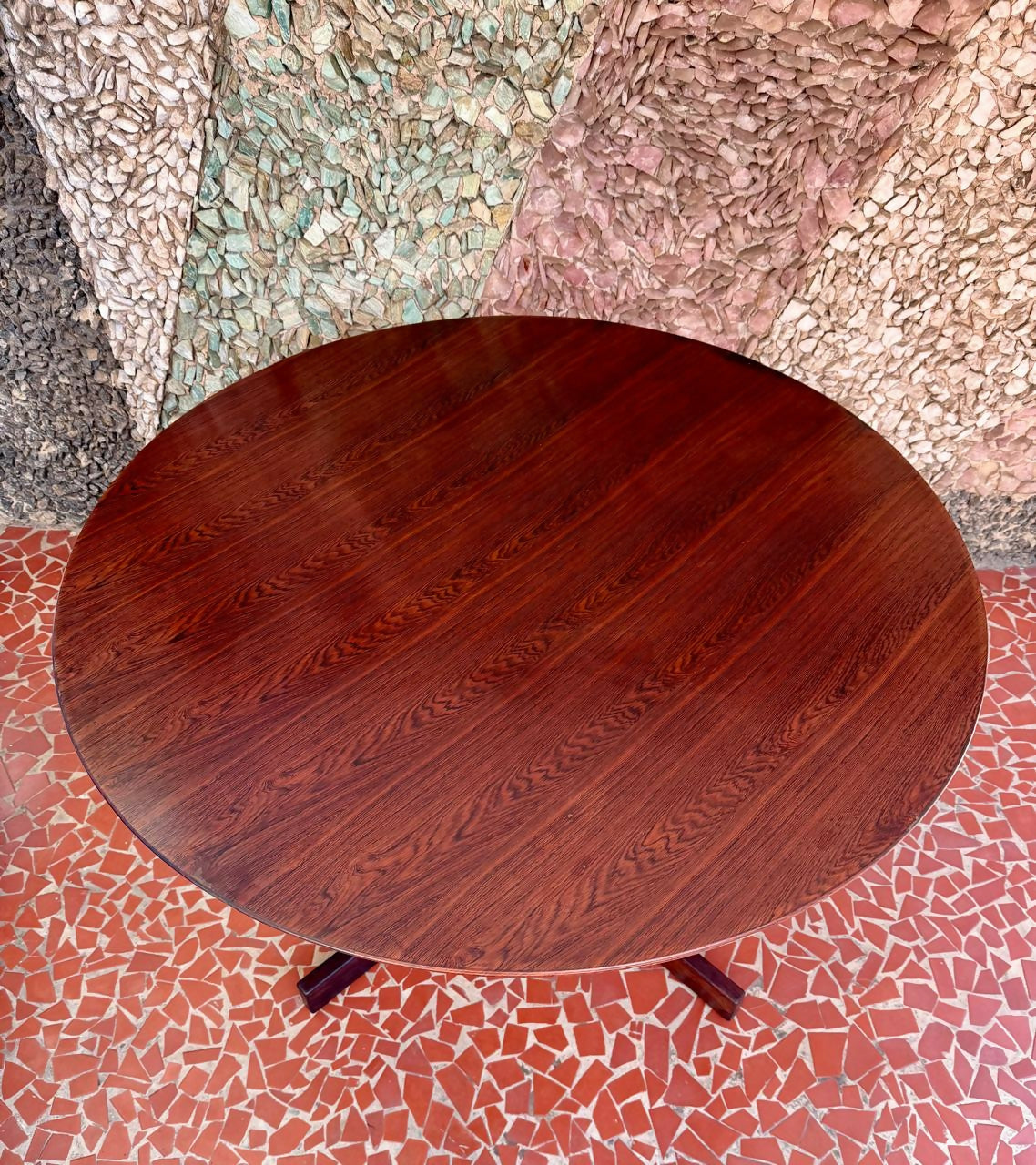 Mesa de jantar redonda em Jacarandá - Ernesto Hauner (Mobilínea)