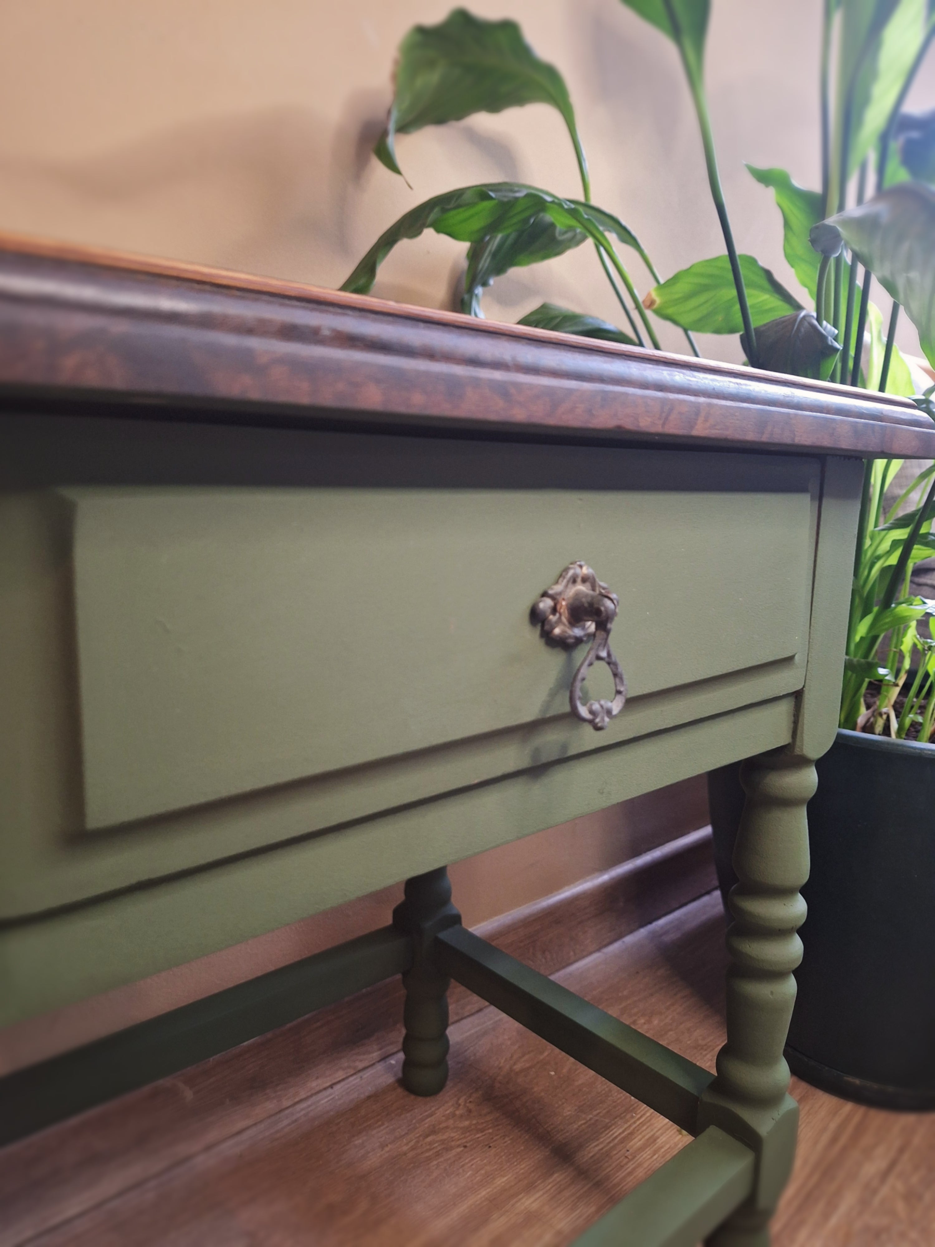 Mesinha de cabeceira verde com tampo natural em madeira (1 gaveta)