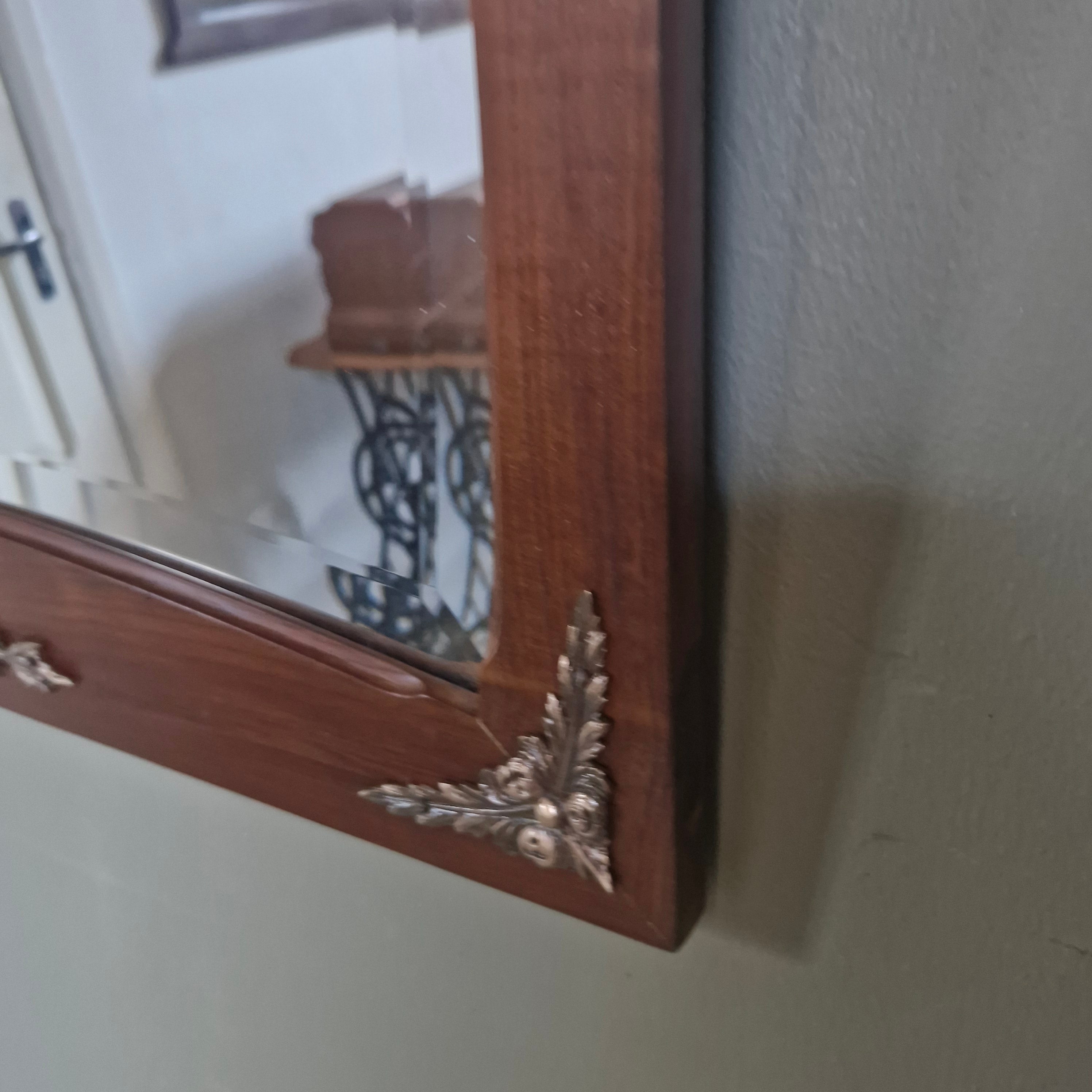 Espelho Bisotê com moldura Art Nouveau.
