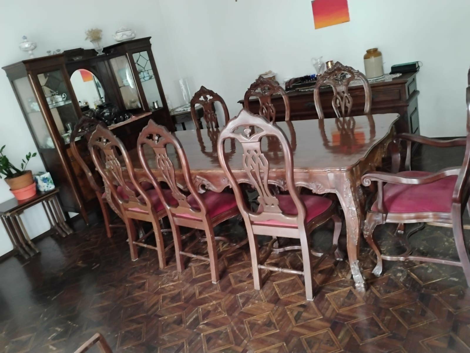 Mesa de jantar clássica em madeira maciça com 8 cadeiras estofadas
