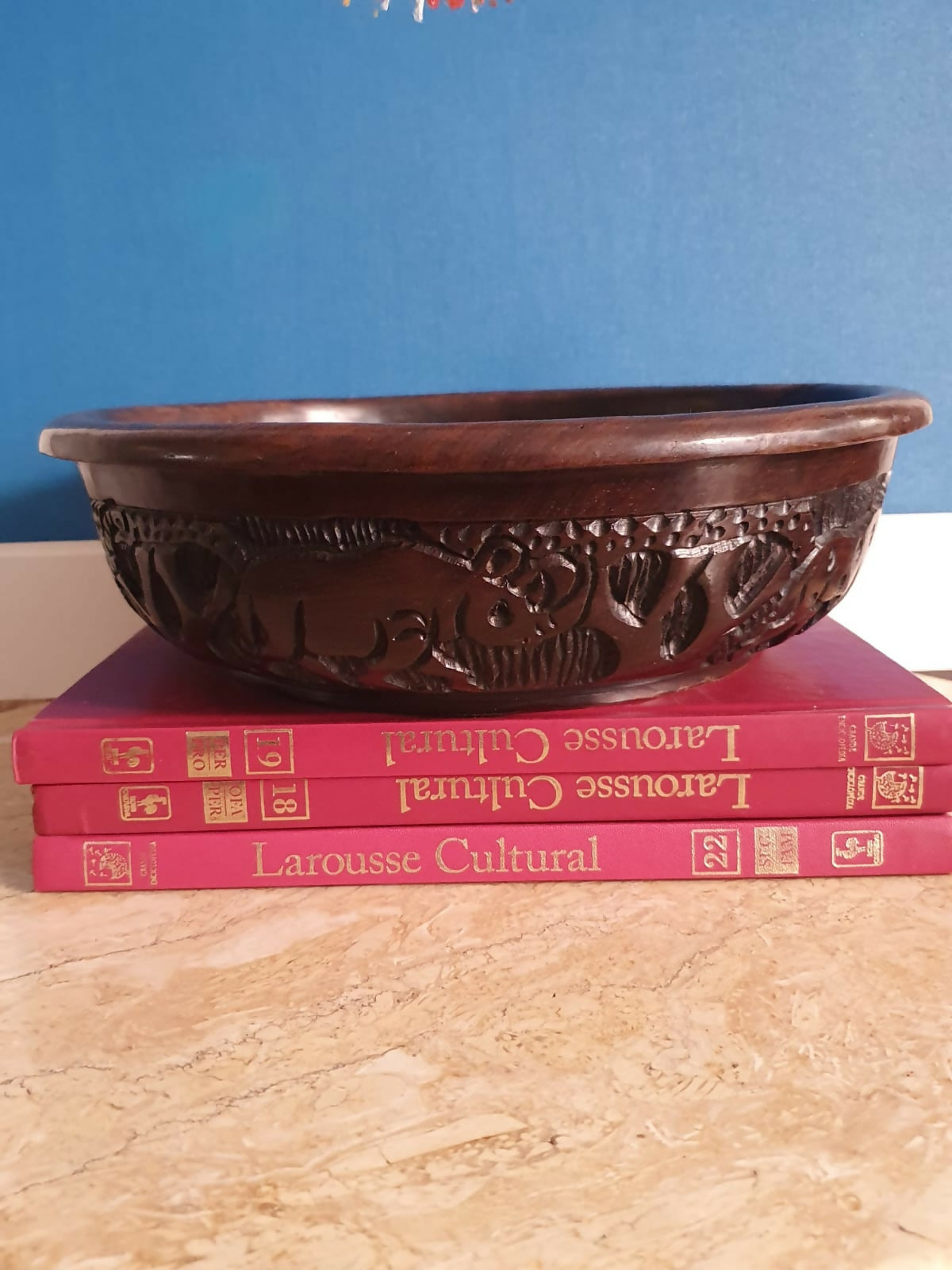 Maravilhosa fruteira em madeira de jacarandá africano, inteira talhada com animais selvagens.