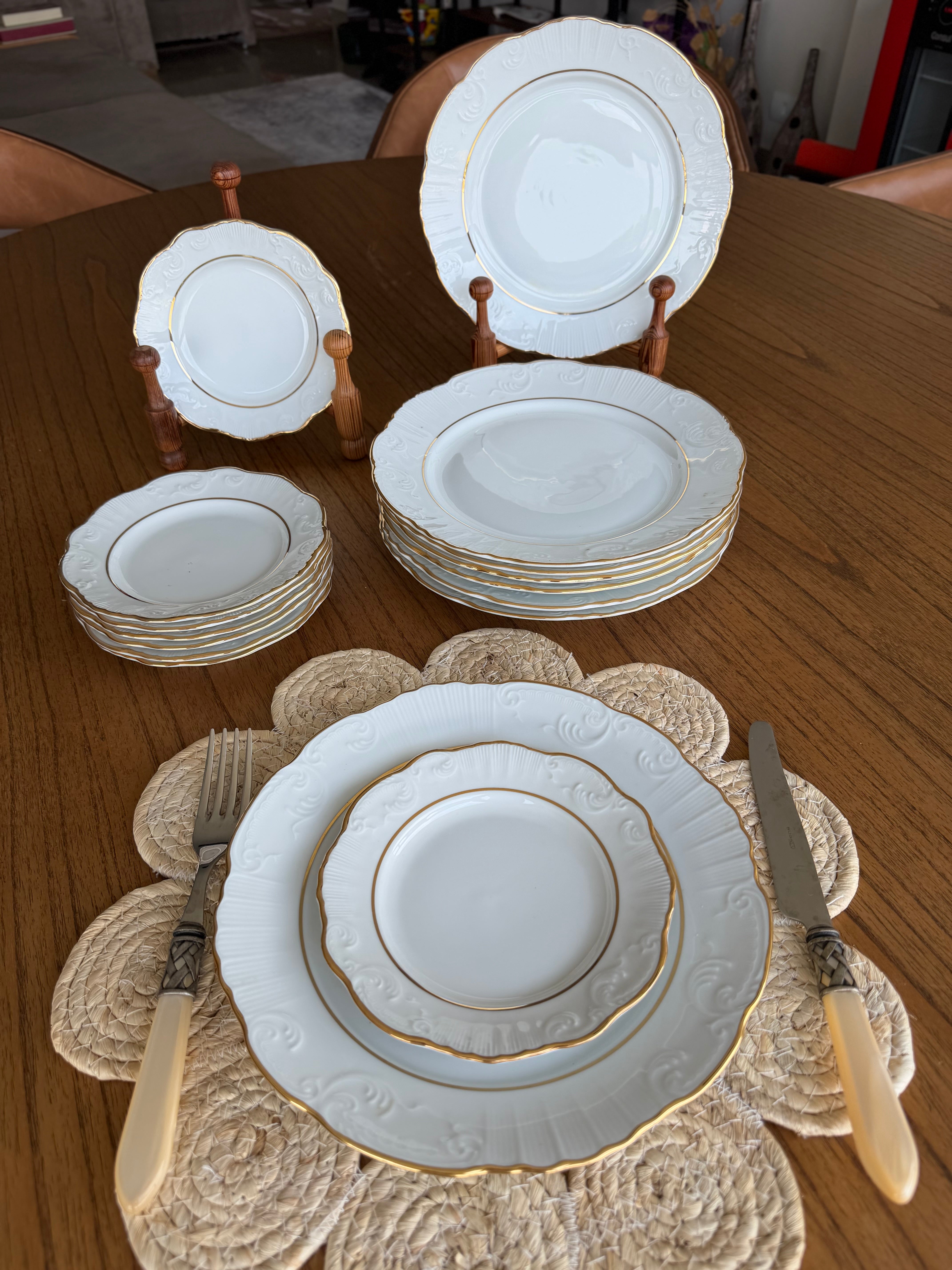 Serviço Porcelana vintage Vista Alegre Portugal com detalhes dourados - 8 lugares