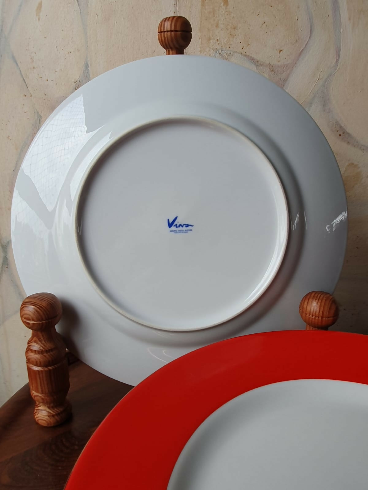 Conjunto de 18 pratos em porcelana Viva (Vista Alegre) com lindo barrado vermelho vivo e filetação a ouro 24k. Impecável!