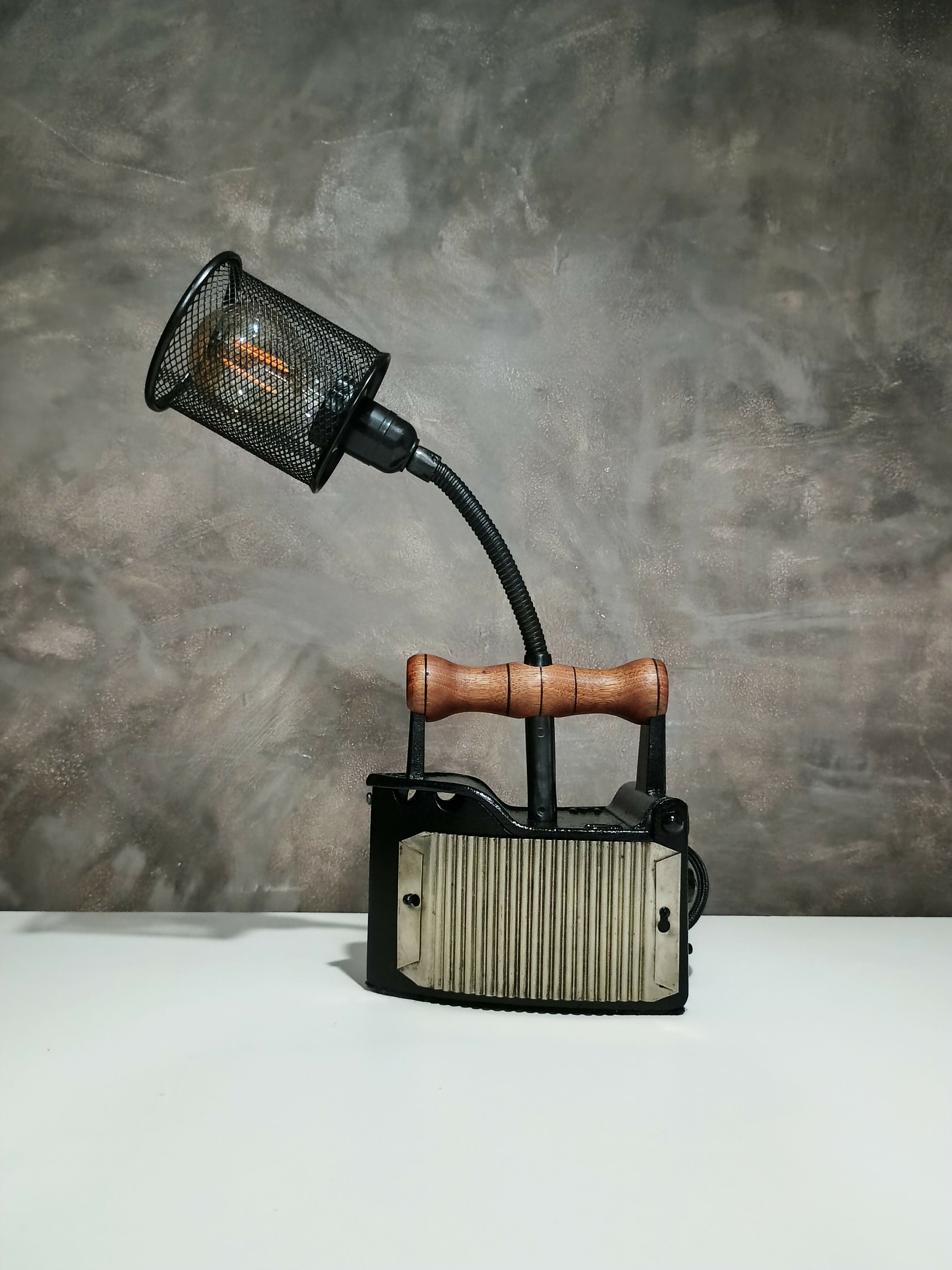 Luminária Ferro de Passar com Cúpula