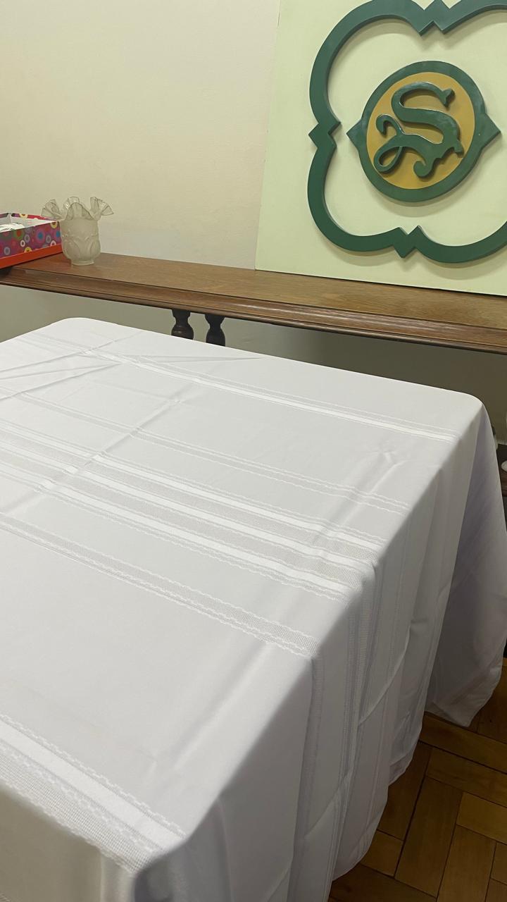 Toalha de mesa retangular com delicados detalhes - Cor Lilás claro 