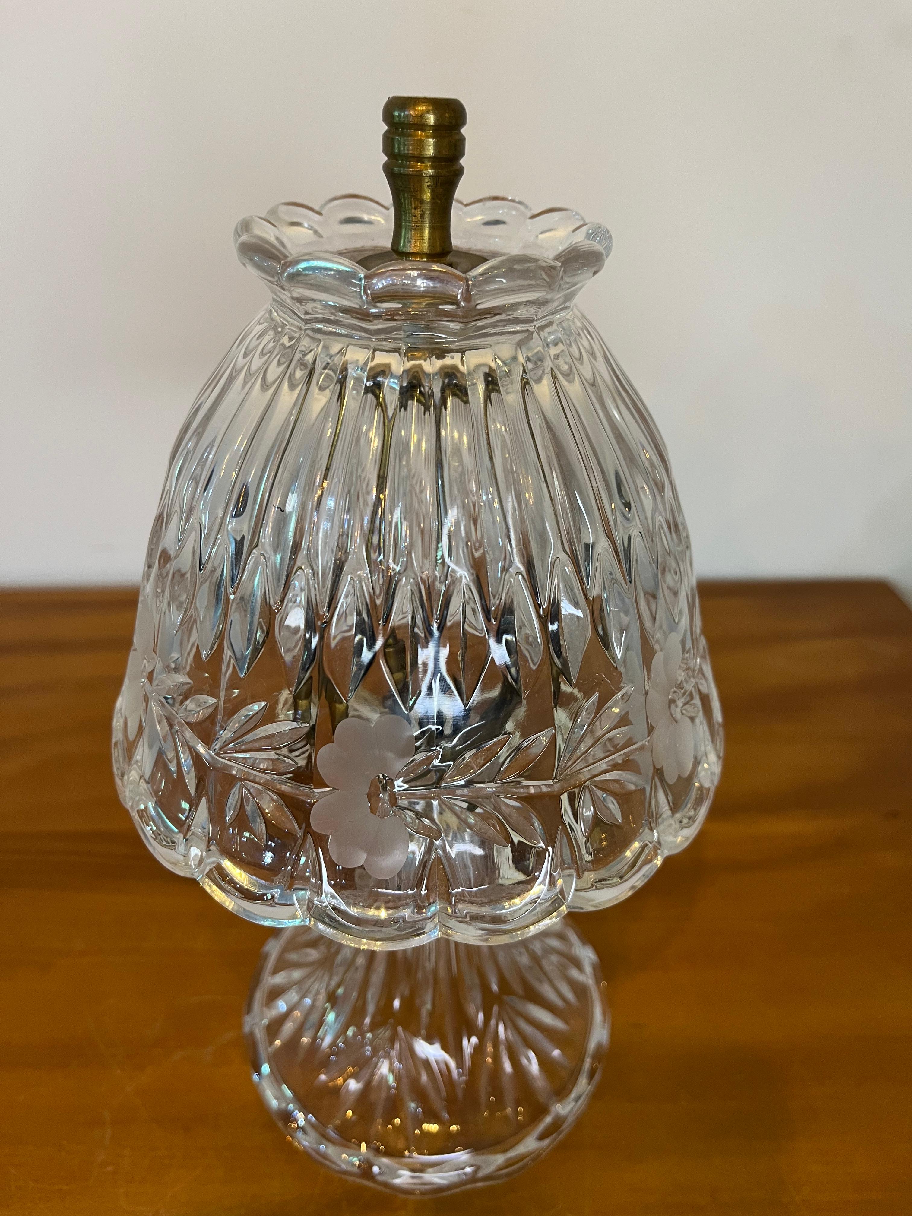 Abajur em vidro trabalhado com cúpula floral e detalhes em metal dourado — 27 cm