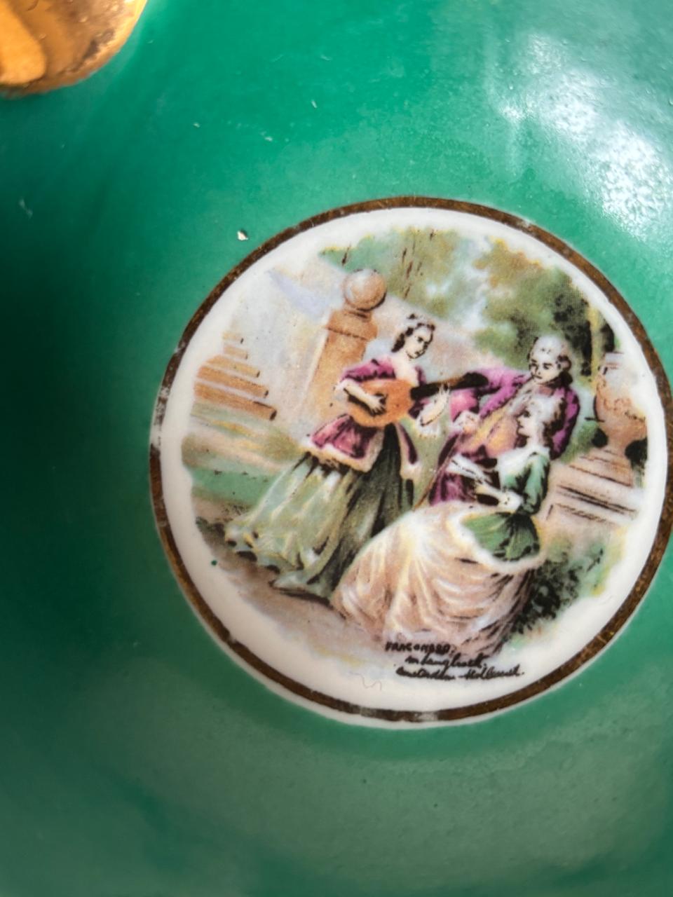 Cinzeiro redondo em porcelana com cena galante (DMCPS_545)