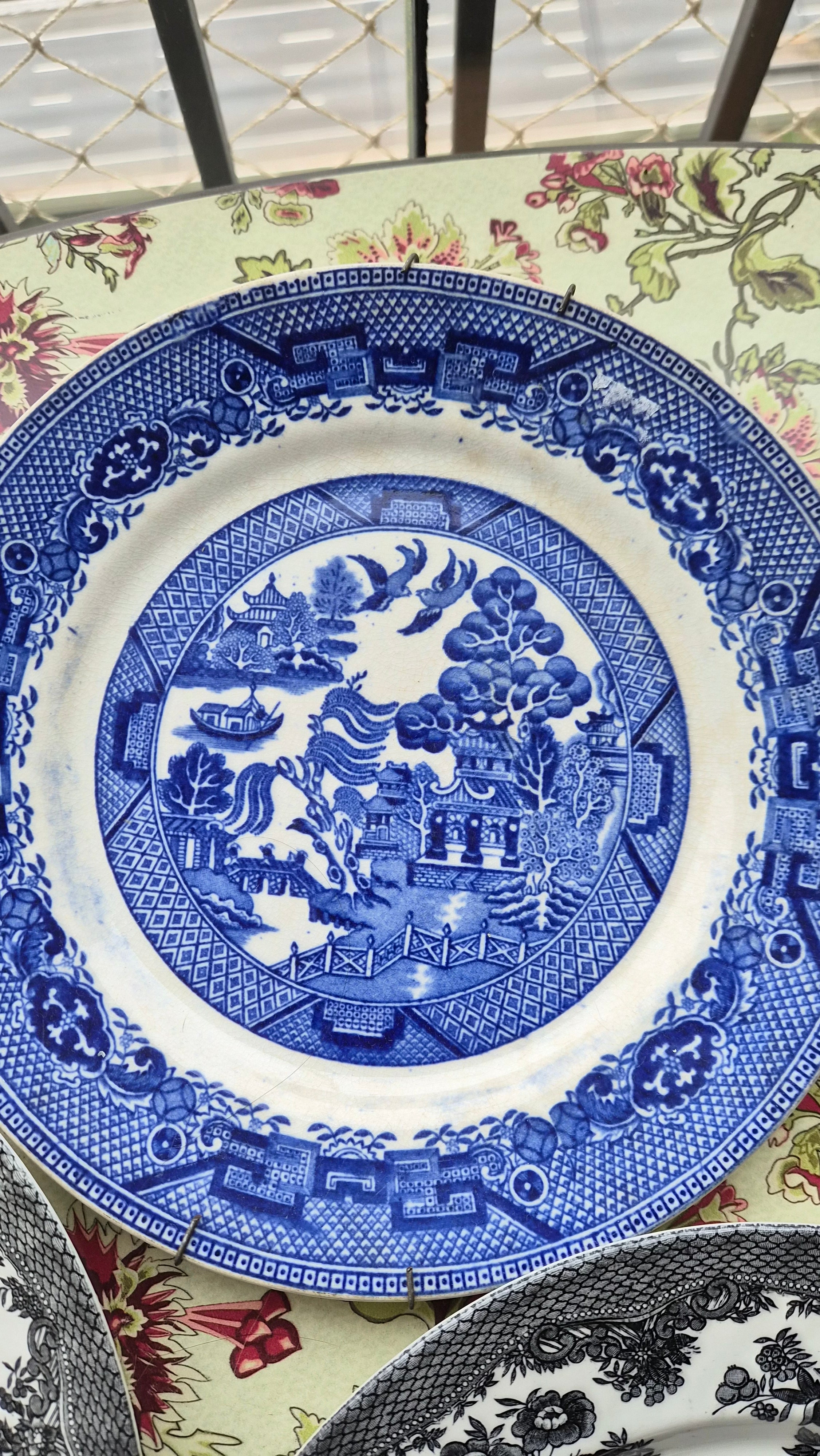 Trio de Pratos ingleses Variados (em preto e azul) 