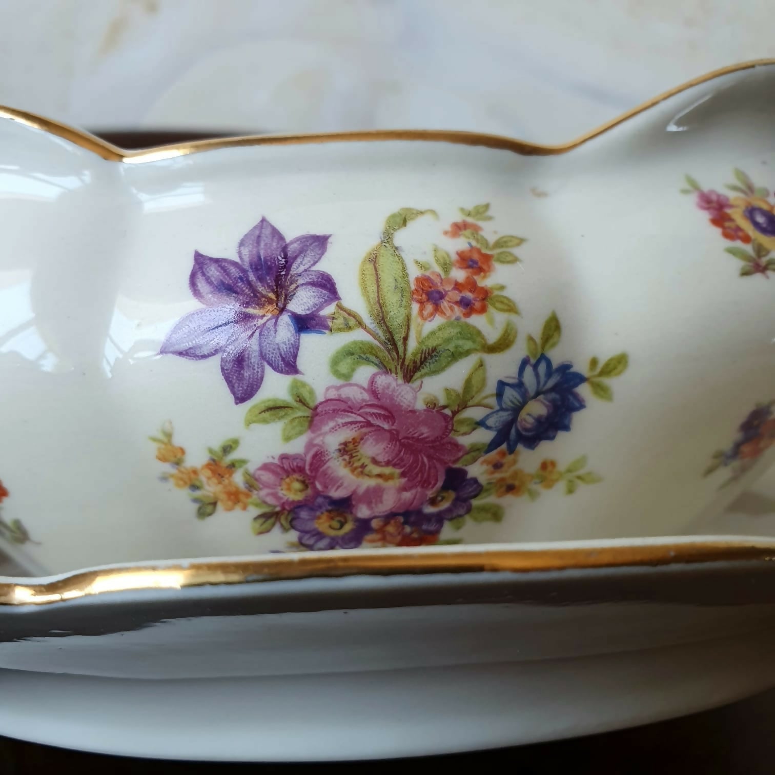 Antiga molheira com presentoir em porcelana polonesa Chozdiez. Maravilhosa!