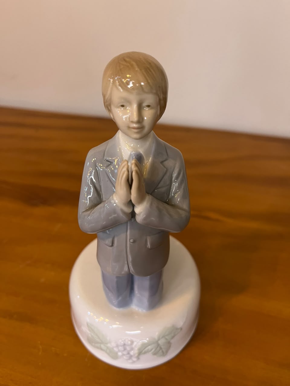 Escultura Musical em Porcelana – Menino em Oração – 17,5 cm – 1982