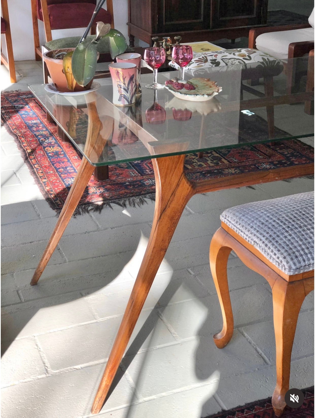 Mesa Giuseppe Scapinelli com pé palito e tampo em vidro 