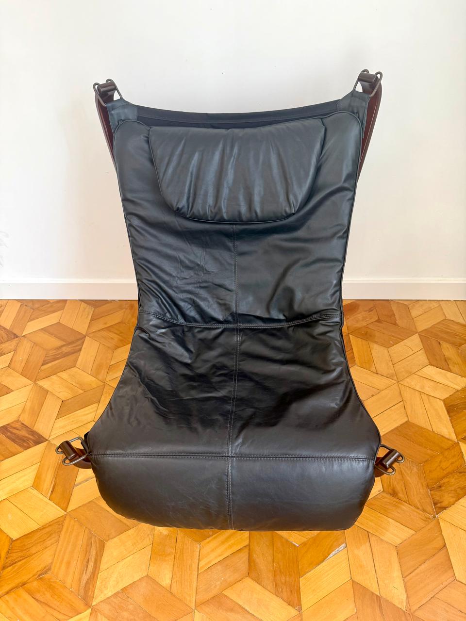 Poltrona Falcon - Sirgud Ressell em couro natural preto 