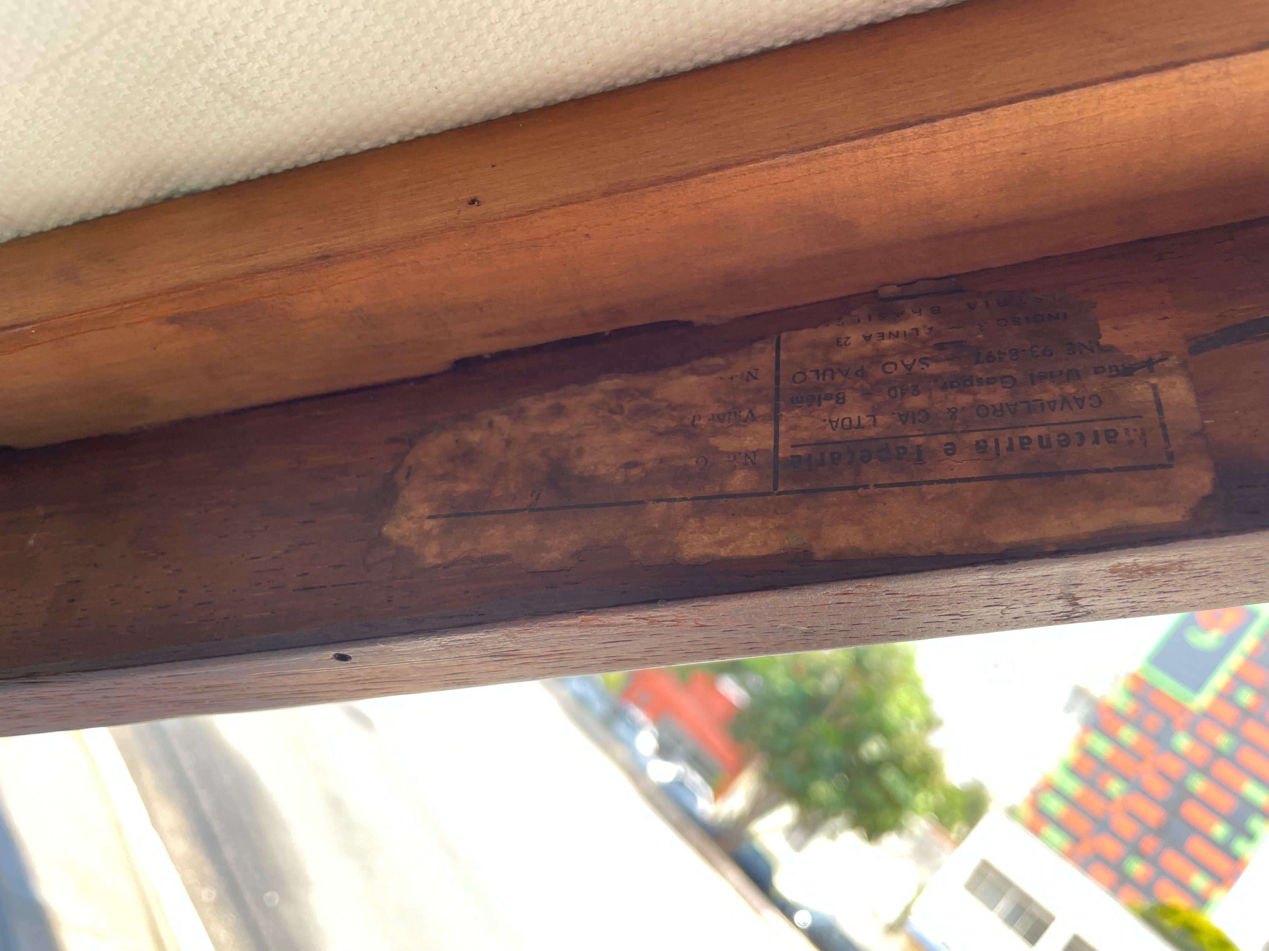 SOFÁ EM JACARANDÁ MACIÇO com detalhes latão 