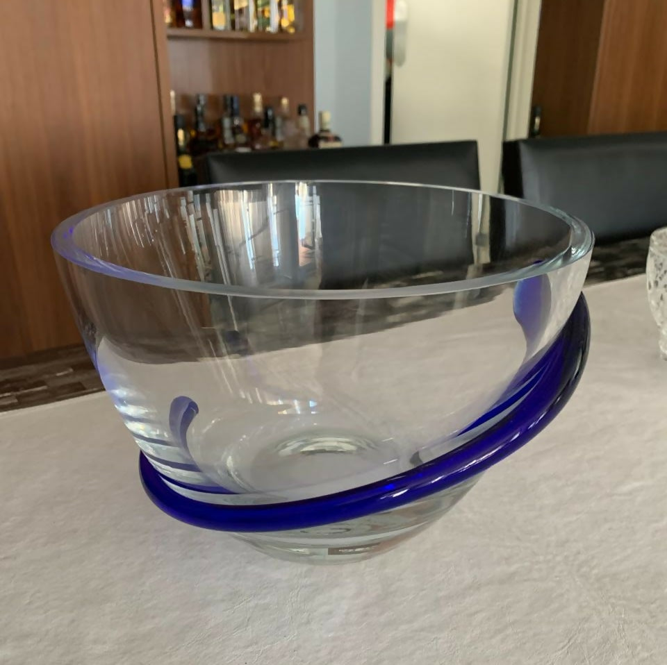 Vasos decorativos em vidro com detalhes azul cobalto