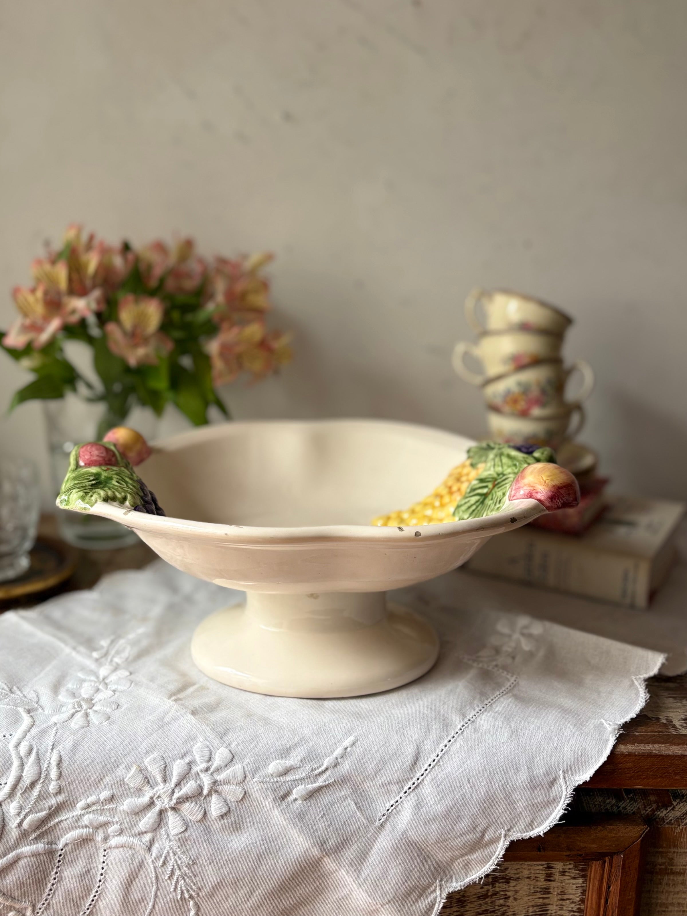 Fruteira com pé em cerâmica decorada com frutas