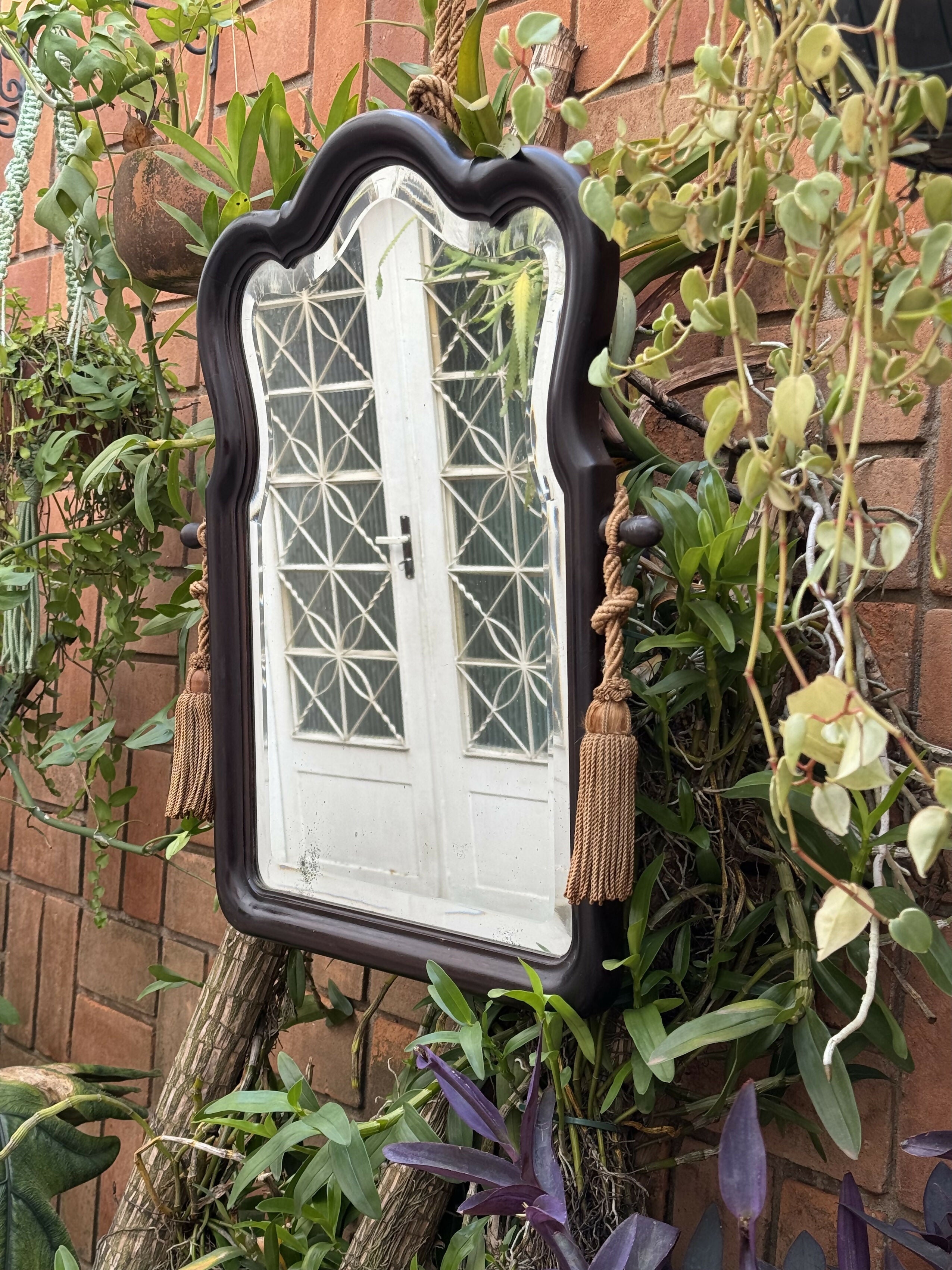 Lindo espelho bisotado muito antigo com adornos e madeira maciça