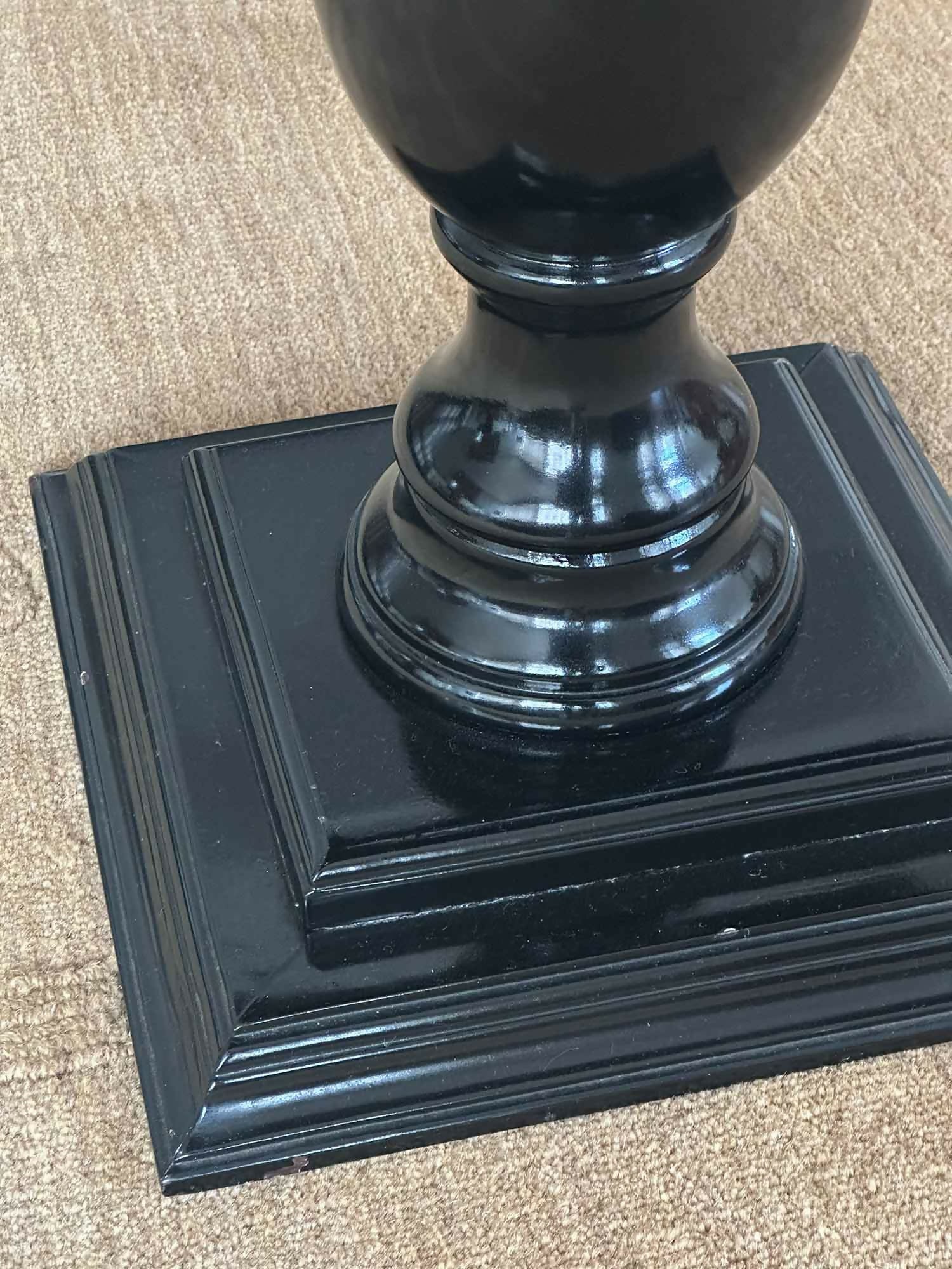 Mesa de apoio / mesinha lateral ebanizada