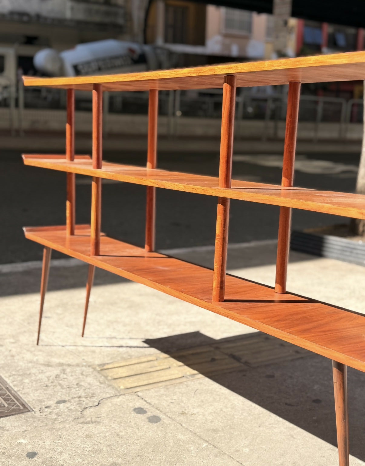 Estante aparador modernista