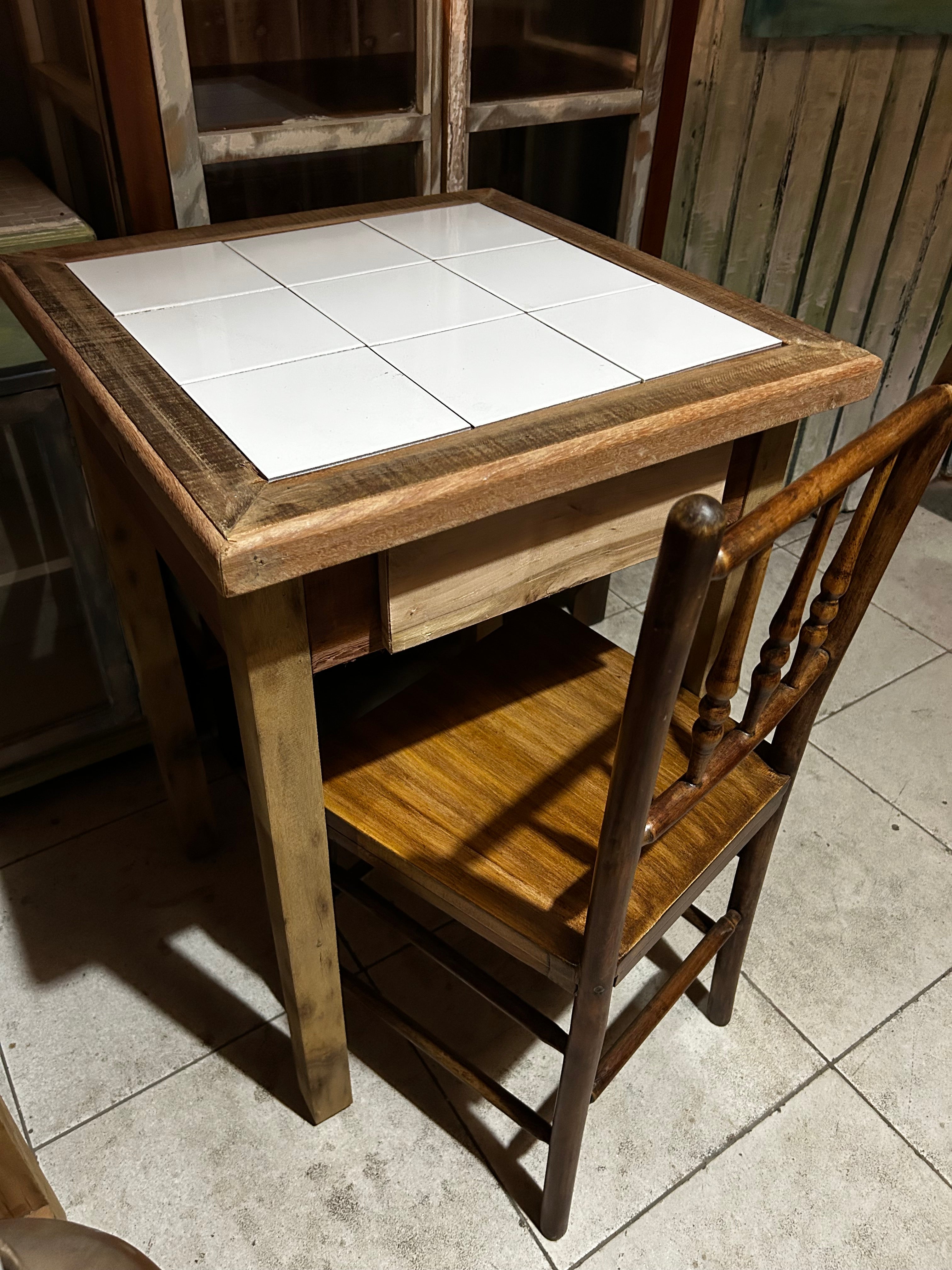 Mesa vintage quadrada com azulejos brancos e gaveta