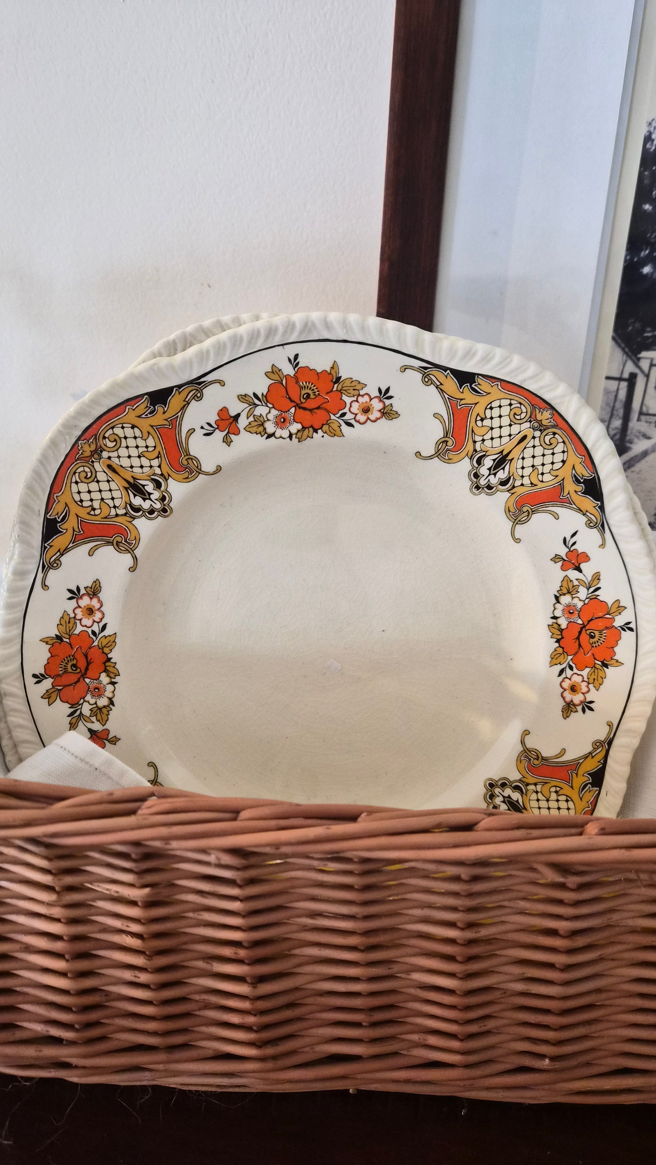 Pratos de porcelana inglesa vintage Woods Ivory Ware com decoração floral em tons de vermelho, laranja e dourado