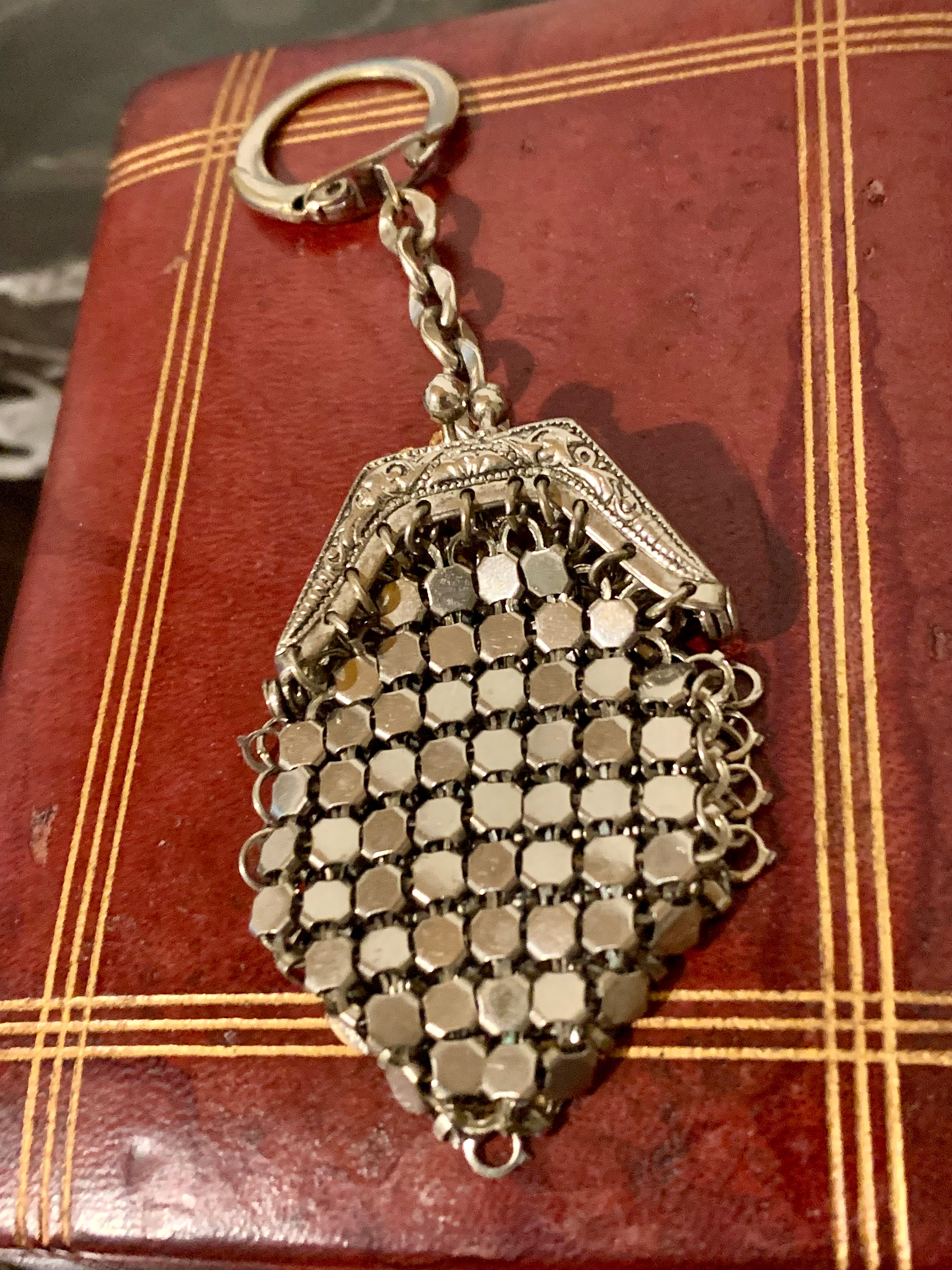 Especial mini bolsa anos 30, todinha feita em alpaca, com delicadeza de detalhes