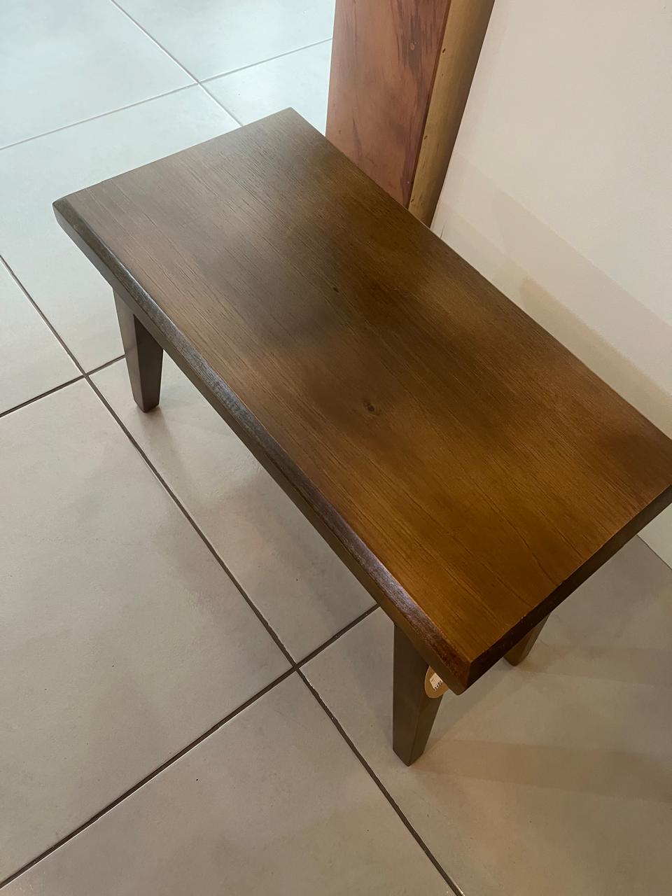 Mesinha lateral retangular em madeira de cedro com pés quadrados – 57 cm