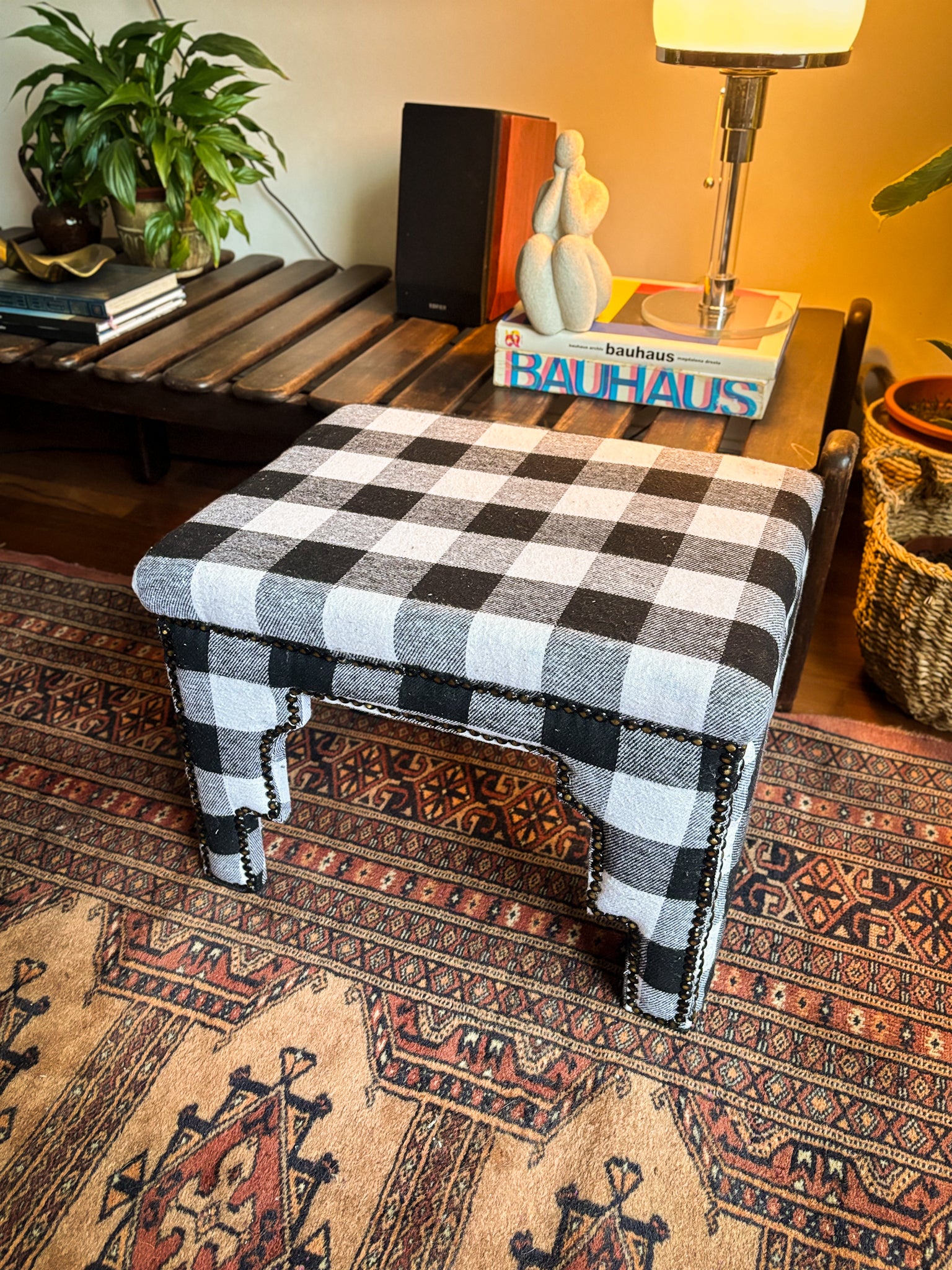Banquinho retangular em tecido flanelado xadrez branco e preto com tachinhas