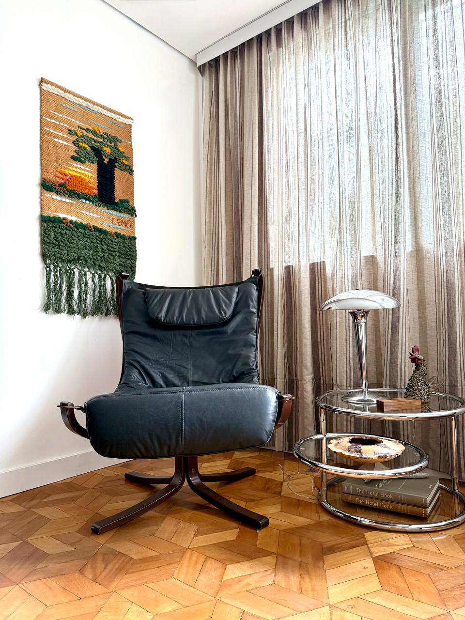 Poltrona Falcon - Sirgud Ressell em couro natural preto 