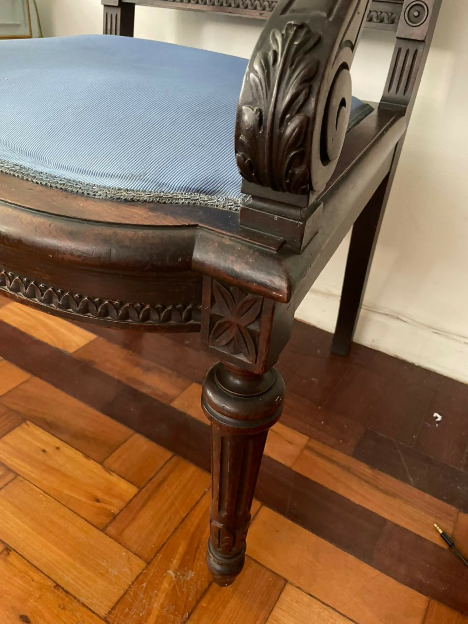Majestosa Poltrona Luís XVI entalhada azul século XIX